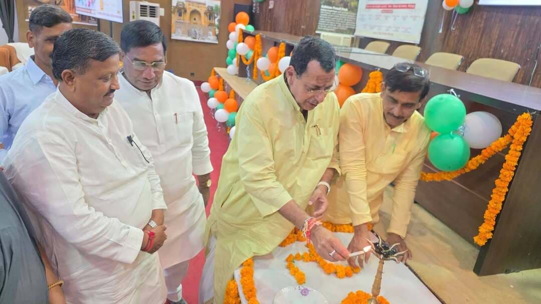 मीरजापुर में UPCOS के शुभारंभ कार्यक्रम का हुआ सजीव प्रसारण, नगर विधायक रत्नाकर मिश्रा मड़िहान विधायक रमा शंकर पटेल ने किया संबोधित
मीरजापुर। विकास भवन में बुधवार को उत्तर प्रदेश आउटसोर्स सेवा निगम (UPCOS) के शुभारंभ कार्यक्रम का सजीव प्रसारण आयोजित किया गया। कार्यक्रम में नगर विधायक रत्नाकर मिश्रा बतौर मुख्य अतिथि शामिल हुए और उपस्थित आउटसोर्स कर्मियों को संबोधित किया।
लखनऊ स्थित लोक भवन में मुख्यमंत्री योगी आदित्यनाथ की गरिमामयी उपस्थिति में UPCOS के शुभारंभ के साथ पोर्टल एवं वेबसाइट की लॉन्चिंग, लोगो का अनावरण तथा आउटसोर्स कर्मियों को चेक वितरण कार्यक्रम संपन्न हुआ। इसी कार्यक्रम का विकास भवन में सजीव प्रसारण किया गया।
कार्यक्रम को संबोधित करते हुए नगर विधायक रत्नाकर मिश्रा ने कहा कि UPCOS के माध्यम से आउटसोर्स मानव संसाधन प्रबंधन में पारदर्शिता, सुगमता और बेहतर व्यवस्था को बढ़ावा मिलेगा। साथ ही आउटसोर्स कर्मियों के हितों को और अधिक मजबूती मिलने की उम्मीद है।
उन्होंने कहा कि मुख्यमंत्री योगी आदित्यनाथ के सुशासन, पारदर्शिता और जनकल्याण के संकल्प को साकार करने की दिशा में UPCOS एक महत्वपूर्ण पहल है। इससे आउटसोर्स कर्मियों और सरकारी विभागों के बीच व्यवस्था को अधिक पारदर्शी एवं सुगम बनाने में मदद मिलेगी।
इस अवसर पर विधायक मड़िहान रमाशंकर सिंह पटेल, विधायक मझवां सुचिष्मिता मौर्या, जिला सहकारी बैंक लिमिटेड के चेयरमैन जगदीश सिंह पटेल और नगर पालिका अध्यक्ष श्याम सुंदर केशरी सहित अन्य जनप्रतिनिधि एवं संबंधित अधिकारी-कर्मचारी मौजूद रहे।
#TodayMirzapur #Mirzapur #UPCOS #OutsourceEmployees #RatnakarMishra #YogiAdityanath #MirzapurNews #UttarPradesh #DevelopmentBuilding #TodayMirzapurNews