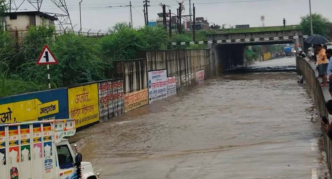लगातार बारिश से पिरल्लीपुर अंडरपास में जलभराव, आवागमन प्रभावित
मिर्जापुर। चुनार क्षेत्र में लगातार हो रही बारिश के चलते पिरल्लीपुर अंडरपास में जलभराव की स्थिति उत्पन्न हो गई है। बीती रात हुई तेज बारिश के बाद अंडरपास में काफी पानी भर गया, जिससे वाहनों के आवागमन में लोगों को भारी परेशानी का सामना करना पड़ रहा है।
जलभराव के कारण अंडरपास से गुजरने वाले राहगीरों और वाहन चालकों को कठिनाइयों का सामना करना पड़ रहा है। पानी अधिक होने से हादसे की आशंका भी बनी हुई है। स्थानीय लोगों ने जलनिकासी की व्यवस्था कर अंडरपास से पानी हटाने की मांग की है।
#मिर्जापुर #चुनार #पिरल्लीपुर #जलभराव #बारिश #मिर्जापुरन्यूज #TodayMirzapur