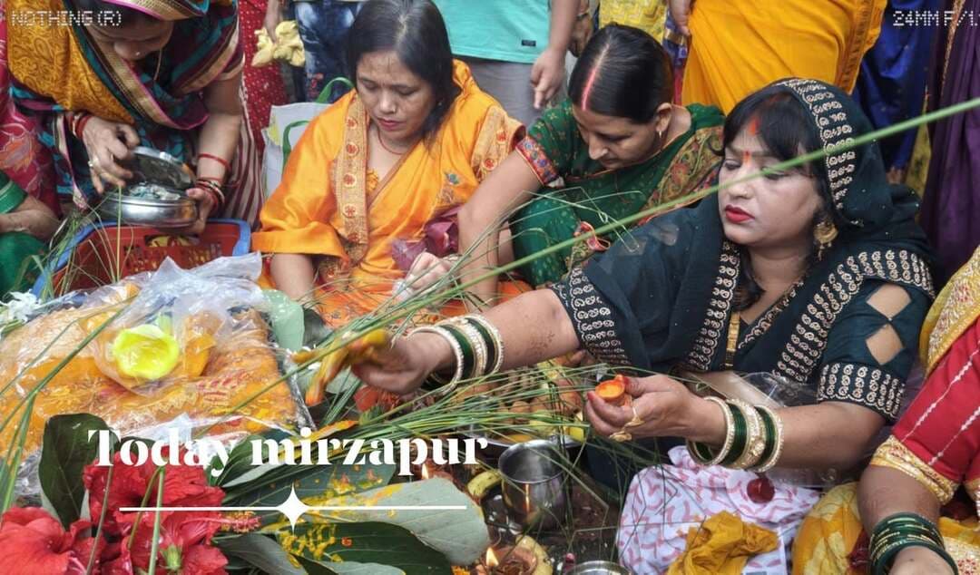 ललही छठ पर बरिया घाट पर उमड़ा आस्था का सैलाब, बड़ी संख्या में पूजा करने पहुंचीं महिलाएं
मिर्जापुर। ललही छठ पर्व के अवसर पर बुधवार को नगर के बरिया घाट पर श्रद्धालु महिलाओं की भारी भीड़ देखने को मिली। सुबह से ही बड़ी संख्या में महिलाएं पूजा-अर्चना के लिए बरिया घाट पहुंचती रहीं। महिलाओं ने गंगा तट पर पहुंचकर विधि-विधान से ललही छठ की पूजा की और परिवार की सुख-समृद्धि, संतान की लंबी आयु एवं मंगलकामना के लिए प्रार्थना की।
पूजा को लेकर महिलाओं में खासा उत्साह दिखाई दिया। घाट पर पहुंचीं महिलाएं पूजन सामग्री के साथ विधि-विधान से पूजा करती नजर आईं। इस दौरान बरिया घाट का माहौल भक्तिमय बना रहा। महिलाओं ने श्रद्धा और आस्था के साथ पर्व मनाया।
ललही छठ के चलते घाट पर सुबह से ही श्रद्धालुओं की आवाजाही बनी रही। पूजा-अर्चना के दौरान गंगा घाट पर आस्था और भक्ति का अद्भुत संगम देखने को मिला।
#TodayMirzapur #मिर्जापुर #ललईछठ #ललईछठपूजा #बरियाघाट #गंगाघाट #धार्मिकआस्था #महिलाएं #पूजा #श्रद्धा #भक्ति #MirzapurNews