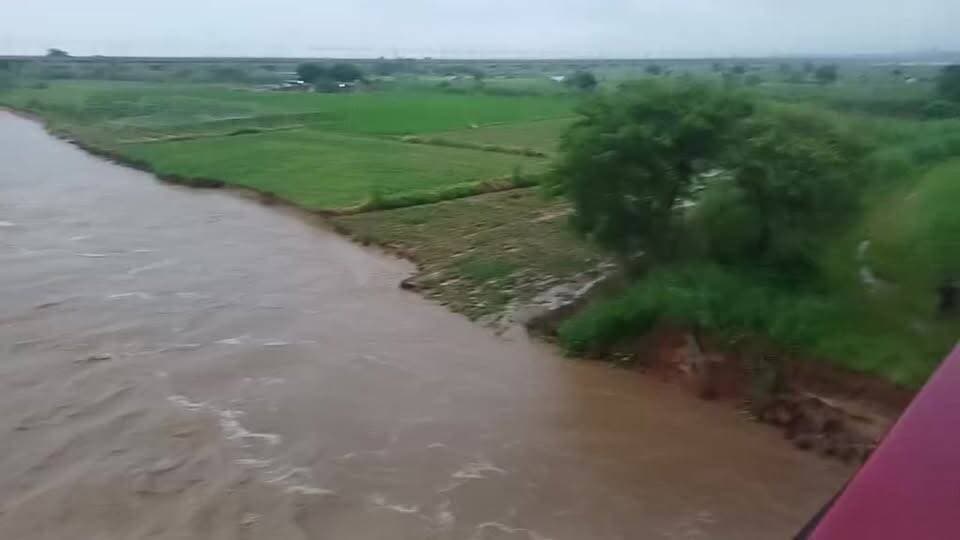 सोन नदी में बाढ़ की आशंका लगातार बढ़ रहा सोन नदी का जल स्तर,सतर्क रहे सुरक्षित रहे।