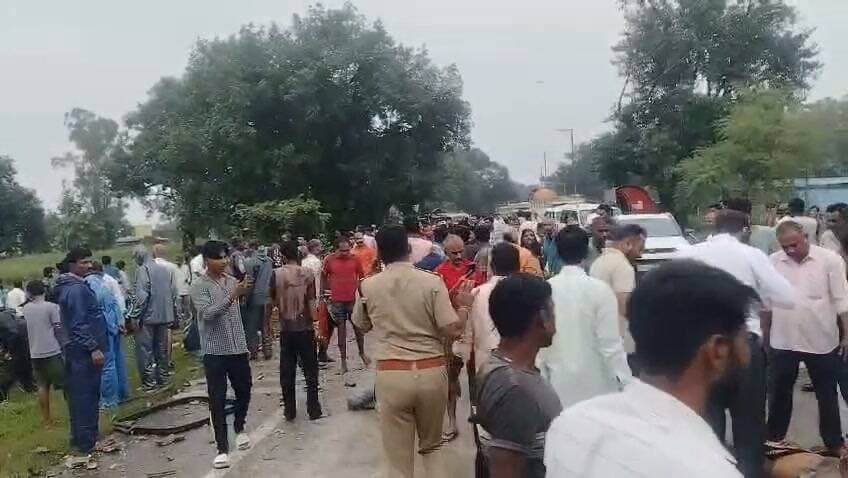 रीवा में भीषण सड़क हादसा: बस और बल्कर की टक्कर, 3 की मौत; 8 यात्री गंभीर
गुढ़ के बदवार स्टैंड के पास हुआ दर्दनाक हादसा, टक्कर के बाद सड़क किनारे गड्ढे में जा गिरी बस; पुलिस-प्रशासन की टीम रेस्क्यू में जुटी
रीवा। रीवा-सिद्धी मार्ग पर गुढ़ थाना क्षेत्र के बदवार स्टैंड के पास बुधवार शाम करीब 5 बजे बड़ा सड़क हादसा सामने आया। प्रारंभिक जानकारी के अनुसार यात्रियों से भरी बस की बल्कर वाहन से जोरदार टक्कर हो गई। टक्कर के बाद बस अनियंत्रित होकर सड़क किनारे गड्ढे में जा गिरी।
हादसे में 3 लोगों की मौत होने की सूचना है, जबकि करीब 8 यात्री गंभीर रूप से घायल बताए जा रहे हैं। दुर्घटना की सूचना मिलते ही मौके पर स्थानीय लोगों की भीड़ जुट गई और पुलिस तथा प्रशासन की टीमें राहत एवं बचाव कार्य में लग गईं।
रीवा से सीधी जा रही थी बस
प्राप्त जानकारी के अनुसार बस रीवा से सीधी की ओर जा रही थी। इसी दौरान बदवार स्टैंड के समीप पीछे की ओर से आ रहे बल्कर वाहन ने बस को टक्कर मार दी। टक्कर के बाद बस सड़क से नीचे जाकर गड्ढे में पलट गई।
हादसे के बाद बस में सवार यात्रियों में चीख-पुकार मच गई। आसपास मौजूद लोगों ने तत्काल राहत-बचाव शुरू किया और घायलों को बस से बाहर निकालने में मदद की।
मौके पर पहुंची पुलिस और प्रशासन की टीम
घटना की जानकारी मिलते ही पुलिस एवं प्रशासन की टीम मौके पर पहुंची। रेस्क्यू अभियान चलाकर घायलों को बाहर निकाला गया तथा उपचार के लिए अस्पताल भेजा गया। गंभीर रूप से घायल यात्रियों को बेहतर उपचार के लिए रेफर किए जाने की भी जानकारी सामने आ रही है।
मृतकों की पहचान का प्रयास जारी
हादसे में मृत तीन लोगों की पहचान को लेकर पुलिस एवं प्रशासन द्वारा आवश्यक कार्रवाई की जा रही है। घायलों और मृतकों की संख्या की आधिकारिक पुष्टि संबंधित अधिकारियों द्वारा की जानी बाकी है।
हादसे ने फिर खड़े किए सड़क सुरक्षा पर सवाल
बारिश के दौरान सड़क पर फिसलन और वाहनों की आवाजाही के बीच हुआ यह हादसा एक बार फिर रीवा-सीधी मार्ग पर सड़क सुरक्षा और भारी वाहनों की निगरानी को लेकर सवाल खड़े करता है। हालांकि दुर्घटना का वास्तविक कारण पुलिस जांच के बाद ही स्पष्ट हो सकेगा।
फिलहाल पुलिस ने घटना की जांच शुरू कर दी है और राहत-बचाव कार्य जारी है। मृतकों एवं घायलों की आधिकारिक जानकारी सामने आने के बाद स्थिति और स्पष्ट होगी।