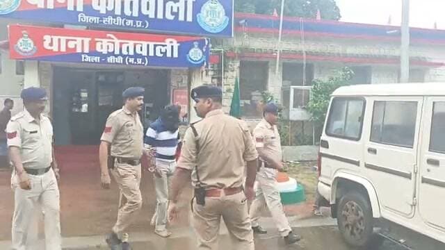 महिला प्रधान आरक्षक की हत्या का आरोपी पति 1300 किमी दूर महाराष्ट्र से गिरफ्तार
एक साल से फरार ₹10 हजार का इनामी आरोपी कंपनी में कर रहा था ड्राइवरी, पंचर की दुकान पर पुलिस ने बिछाया जाल
सीधी। पुलिस लाइन सीधी के आवास क्रमांक G-7 में महिला प्रधान आरक्षक सविता साकेत की हत्या के मामले में करीब एक वर्ष से फरार चल रहे आरोपी पति को सीधी पुलिस ने महाराष्ट्र के राजगढ़ जिले में मुंबई के निकट से गिरफ्तार किया है। पुलिस के अनुसार आरोपी वीरेन्द्र साकेत उर्फ लाला (47), निवासी ग्राम मवई, थाना चुरहट, जिला सीधी पर पुलिस अधीक्षक द्वारा ₹10 हजार का इनाम घोषित था।
पुलिस अधीक्षक संतोष कोरी के निर्देशन, अतिरिक्त पुलिस अधीक्षक श्रीमती कमला जोशी एवं उप पुलिस अधीक्षक मुख्यालय सुजीत कड़वे के मार्गदर्शन तथा कोतवाली थाना प्रभारी उनि दिव्य प्रकाश त्रिपाठी के नेतृत्व में यह कार्रवाई की गई।
15 सितंबर 2025 को हुई थी महिला प्रधान आरक्षक की हत्या
पुलिस के मुताबिक, 15 सितंबर 2025 की रात पुलिस लाइन सीधी स्थित आवास क्रमांक G-7 में महिला प्रधान आरक्षक सविता साकेत की हत्या की सूचना मिली थी। मृतका की पुत्री की रिपोर्ट पर थाना कोतवाली में धारा 103(1) बीएनएस के तहत प्रकरण दर्ज कर जांच शुरू की गई।
पुलिस के अनुसार मृतका और उसके पति वीरेन्द्र साकेत के बीच पिछले कुछ समय से पारिवारिक विवाद चल रहा था। घटना वाली रात भी दोनों के बीच विवाद होने की जानकारी सामने आई थी। घटना के बाद से आरोपी पति फरार था।
गुजरात, पश्चिम बंगाल और मध्यप्रदेश में तलाश
फरार आरोपी लगातार ठिकाने बदल रहा था। पुलिस ने तकनीकी साक्ष्यों, मुखबिर तंत्र और लगातार पतासाजी के आधार पर उसकी तलाश शुरू की। आरोपी की खोज में गुजरात, पश्चिम बंगाल और मध्यप्रदेश के विभिन्न जिलों में भी पुलिस टीमों द्वारा दबिश दी गई।
आखिरकार पुलिस को आरोपी के महाराष्ट्र के राजगढ़ जिले के खिरखिनदीवाड़ी क्षेत्र में एक कंपनी में ड्राइवरी करने की जानकारी मिली।
पंचर की दुकान बनी गिरफ्तारी का केंद्र
पुलिस के अनुसार आरोपी प्रतिदिन वाहन की हवा चेक कराने और पंचर संबंधी काम के लिए एक दुकान पर पहुंचता था। आरोपी को पुलिस की भनक न लगे, इसके लिए टीम ने स्थानीय परिस्थितियों के अनुरूप रणनीति तैयार की।
पुलिसकर्मियों ने हुलिया बदलकर पंचर एवं वाहन में हवा भरने वाली दुकान पर काम करने का तरीका अपनाया और कई घंटे तक आरोपी के आने का इंतजार किया। रोज की तरह आरोपी जब वाहन में हवा चेक कराने दुकान पर पहुंचा तो पुलिस टीम ने योजनाबद्ध तरीके से घेराबंदी कर उसे पकड़ लिया।
न्यायालय में पेश कर पुलिस रिमांड
गिरफ्तारी के बाद आरोपी को विधिवत न्यायालय के समक्ष पेश किया गया, जहां से पुलिस ने उसका रिमांड प्राप्त किया है। पुलिस के अनुसार प्रकरण में आगे की विवेचना एवं आवश्यक वैधानिक कार्रवाई जारी है।
इन पुलिसकर्मियों की रही अहम भूमिका
पूरी कार्रवाई में कोतवाली थाना प्रभारी दिव्य प्रकाश त्रिपाठी के नेतृत्व में हेड कांस्टेबल बलेंद्र, हेड कांस्टेबल के.पी. सिंह, कांस्टेबल ललित मिश्रा तथा साइबर टीम के कृष्ण मुरारी की महत्वपूर्ण भूमिका रही।
पुलिस के मुताबिक घोषित ₹10 हजार के इनाम को पुलिस अधीक्षक द्वारा मुखबिरों एवं टीम को वितरित किया जाएगा।
रीवा जोन स्तर से भी लगातार हो रही थी निगरानी
पुलिस के अनुसार मामले की संवेदनशीलता को देखते हुए रीवा जोन के पुलिस महानिरीक्षक गौरव राजपूत द्वारा पर्यवेक्षण के लिए पुलिस उप महानिरीक्षक रीवा क्षेत्र हेमंत चौहान को सीधी भेजा गया था। आरोपी की गिरफ्तारी के लिए लगातार निर्देश दिए जाते रहे।
पुलिस अधीक्षक द्वारा इस महत्वपूर्ण गिरफ्तारी में शामिल टीम को पुलिस महानिरीक्षक स्तर से पुरस्कृत कराने की बात भी कही गई है।
सीधी पुलिस का कहना है कि गंभीर अपराधों में फरार आरोपियों की गिरफ्तारी के लिए लगातार तकनीकी साक्ष्यों, मुखबिर तंत्र और मैदानी स्तर पर प्रयास जारी रहेंगे।