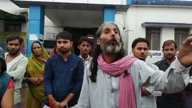 चोरी के संदेही के पुलिस अभिरक्षा से फरार होने के बाद ग्रामीण पर हमला, धारदार हथियार से वार
सीधी/सेमरिया। सेमरिया थाना क्षेत्र की पुलिस चौकी बम्हनी अंतर्गत ग्राम देवगढ़ में चोरी के संदेही के पुलिस अभिरक्षा से फरार होने के कुछ दिनों बाद एक ग्रामीण पर धारदार हथियार से हमला किए जाने का मामला सामने आया है। घटना के बाद गांव में भय और आक्रोश का माहौल है।
जानकारी के अनुसार, 28 अगस्त 2026 की रात ग्राम देवगढ़ में भगवानदीन कुशवाह के घर में चोरी करते हुए ग्रामीणों ने कथित रूप से कल्लू रजक को पकड़ लिया था। ग्रामीणों ने तत्काल पुलिस को सूचना देकर उसे पुलिस के हवाले किया। इसके बाद पुलिस संदेही को मेडिकल जांच के लिए अस्पताल लेकर पहुंची, जहां से उसके पुलिस अभिरक्षा से फरार होने की बात सामने आई थी।
फरार संदेही की गिरफ्तारी पर उठ रहे सवाल
ग्रामीणों का आरोप है कि पुलिस अभिरक्षा से फरार होने के बाद भी संदेही की गिरफ्तारी नहीं हो सकी। इसी बीच 2 सितंबर 2026 की रात करीब 2 बजे ग्राम देवगढ़ निवासी फरशुराम सोनी के घर में कथित रूप से कल्लू रजक सहित 5–6 लोग पहुंचे।
बताया जा रहा है कि फरशुराम सोनी रात में पेशाब करने के लिए घर से बाहर निकले, तभी उन पर धारदार हथियार से हमला कर दिया गया। हमले में वे घायल हो गए। परिजनों एवं ग्रामीणों ने उन्हें उपचार के लिए सेमरिया अस्पताल में भर्ती कराया, जहां उनका इलाज जारी बताया जा रहा है।
ग्रामीणों में बढ़ी सुरक्षा की चिंता
घटना के बाद ग्रामीणों में सुरक्षा को लेकर चिंता बढ़ गई है। ग्रामीणों का कहना है कि पुलिस अभिरक्षा से फरार हुए संदेही की यदि समय रहते गिरफ्तारी हो जाती तो स्थिति अलग हो सकती थी। हालांकि, हमले की वास्तविक वजह और इसमें शामिल लोगों की भूमिका पुलिस जांच के बाद ही स्पष्ट होगी।
ग्रामीणों ने पुलिस प्रशासन से मामले की निष्पक्ष जांच, हमले में शामिल सभी आरोपियों की पहचान एवं शीघ्र गिरफ्तारी तथा देवगढ़ क्षेत्र में सुरक्षा व्यवस्था मजबूत करने की मांग की है।
पुलिस की ओर से घटना के संबंध में की गई कार्रवाई और पूरे मामले की वास्तविक स्थिति जांच पूरी होने के बाद ही स्पष्ट हो सकेगी।
#सीधी #सेमरिया #बम्हनी #देवगढ़ #पुलिस #CrimeNews