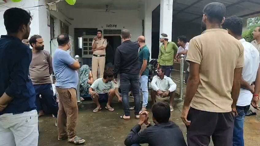 🚨 सीधी/सेमरिया। सेमरिया थाना क्षेत्र की पुलिस चौकी बम्हनी अंतर्गत ग्राम देवगढ़ में चोरी के संदेही के पुलिस अभिरक्षा से फरार होने के बाद अब किया ग्रामीण पर हमला!
थाने पर पहुंचे कई लोग 👍🏻
🔪 धारदार हथियार से किया वार, गांव में दहशत का माहौल
सीधी/सेमरिया। सेमरिया थाना क्षेत्र की पुलिस चौकी बम्हनी अंतर्गत ग्राम देवगढ़ में चोरी के संदेही के पुलिस अभिरक्षा से फरार होने के कुछ दिनों बाद एक ग्रामीण पर धारदार हथियार से हमला किए जाने का मामला सामने आया है।
जानकारी के अनुसार, 28 अगस्त की रात ग्राम देवगढ़ में भगवानदीन कुशवाह के घर में चोरी करते हुए ग्रामीणों ने कथित रूप से कल्लू रजक को पकड़कर पुलिस के हवाले किया था। पुलिस उसे मेडिकल जांच के लिए अस्पताल लेकर पहुंची, जहां से उसके पुलिस अभिरक्षा से फरार होने की बात सामने आई।
ग्रामीणों का आरोप है कि फरार संदेही की गिरफ्तारी नहीं हो सकी। इसी बीच 2 सितंबर की रात करीब 2 बजे फरशुराम सोनी के घर में कथित रूप से कल्लू रजक सहित 5–6 लोग पहुंचे।
बताया जा रहा है कि फरशुराम सोनी जब रात में पेशाब करने के लिए घर से बाहर निकले, तभी उन पर धारदार हथियार से हमला कर दिया गया। हमले में फरशुराम घायल हो गए, जिन्हें परिजनों एवं ग्रामीणों ने उपचार के लिए सेमरिया अस्पताल में भर्ती कराया है।
ग्रामीणों में सवाल—पुलिस अभिरक्षा से फरार संदेही अब तक गिरफ्तार क्यों नहीं?
ग्रामीणों का कहना है कि यदि पुलिस अभिरक्षा से फरार हुए संदेही को समय रहते गिरफ्तार कर लिया जाता, तो संभवतः इस तरह की घटना को रोका जा सकता था। ग्रामीणों ने मामले की निष्पक्ष जांच, हमले में शामिल सभी आरोपियों की शीघ्र गिरफ्तारी और गांव में सुरक्षा व्यवस्था मजबूत करने की मांग की है।
हालांकि, घटना के वास्तविक कारण और आरोपों की पुष्टि पुलिस जांच के बाद ही स्पष्ट होगी।
पूरे मामले में पुलिस की अगली कार्रवाई पर नजर बनी हुई है।
#सीधी #सेमरिया #देवगढ़ #बम्हनी #सीधी_समाचार #चोरी #पुलिस_अभिरक्षा #पुलिस_से_फरार #हमला #धारदार_हथियार #ग्रामीण_सुरक्षा #कानून_व्यवस्था #पुलिस_कार्रवाई #तलाश_न्यूज #TalashNews #SidhiNews #BreakingNews