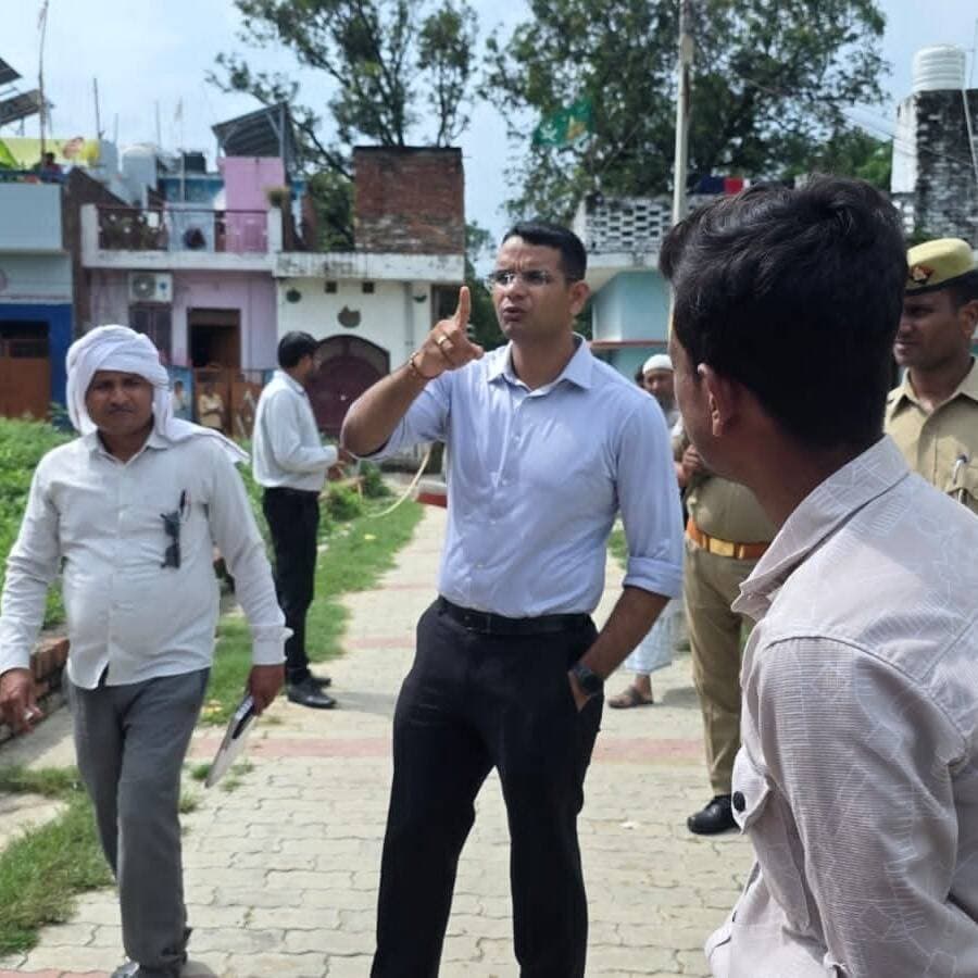 #Balrampur ! डीएम ने संभाला मोर्चा: भगवतीगंज और विशुनापुर में जमीन पर उतरकर परखी हकीकत, राजस्व वादों का मौके पर ही सत्यापन
#बलरामपुर। जनपद में वर्षों से लंबित पड़े राजस्व वादों के त्वरित, पारदर्शी और गुणवत्तापूर्ण निस्तारण के लिए जिलाधिकारी डॉ. विपिन कुमार जैन ने पूरी ताकत झोंक दी है। कागजी कार्रवाई से इतर वादों के सटीक और निष्पक्ष समाधान के लिए डीएम खुद धरातल पर उतरकर वस्तुस्थिति की जांच कर रहे हैं। इसी क्रम में उन्होंने विनियमित क्षेत्र के भगवतीगंज और विशुनापुर में विवादित स्थलों का औचक निरीक्षण किया।
अपने न्यायालय में विचाराधीन मामलों का निस्तारण सुनिश्चित करने के लिए डीएम ने दोनों पक्षों की मौजूदगी में एक-एक बिंदु की पड़ताल की। उन्होंने मौके पर मौजूद अभिलेखों का मिलान कराया और दोनों पक्षों की दलीलें सुनते हुए वास्तविक स्थिति का जायजा लिया। जिलाधिकारी ने स्पष्ट किया कि राजस्व वादों के सही समाधान के लिए कागजों के साथ-साथ मौके की वास्तविक स्थिति का सत्यापन बेहद जरूरी है, ताकि किसी भी पक्ष के साथ अन्याय न हो।
सब-डिविजनल मजिस्ट्रेटों को सख्त निर्देश
डीएम ने जिले के सभी उप जिलाधिकारियों (SDM) को सख्त हिदायत दी है कि लंबित मामलों में किसी भी स्तर पर अनावश्यक देरी बर्दाश्त नहीं की जाएगी। उन्होंने निर्देश दिए कि:
लंबित प्रकरणों की नियमित अंतराल पर समीक्षा की जाए।
आवश्यकता पड़ने पर अधिकारी खुद मौके पर जाकर जांच करें।
समयबद्ध, निष्पक्ष और गुणवत्तापूर्ण निस्तारण को प्राथमिकता दी जाए।
प्रशासन का मुख्य उद्देश्य वादकारियों को चक्कर काटने से बचाना और उन्हें पारदर्शी प्रक्रिया के जरिए जल्द से जल्द राहत प्रदान करना है।
#balrampur #dmbalrampur