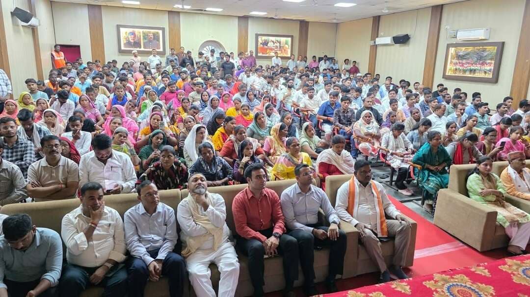 यूपी में आउटसोर्स कर्मियों के लिए ऐतिहासिक पहल: सीएम योगी ने किया UPCOS का शुभारंभ, बलरामपुर में सजीव प्रसारण से जुड़े कार्मिक
एम.एल.के. पीजी कॉलेज में आयोजित कार्यक्रम में निर्माण कामगारों को सहायता राशि व सफाई कर्मियों को मिली सुरक्षा किट
#बलरामपुर (02 सितंबर 2026)। प्रदेश में आउटसोर्स कार्मिकों के मानव संसाधन प्रबंधन को पारदर्शी, व्यवस्थित एवं सुरक्षित बनाने के उद्देश्य से मुख्यमंत्री योगी आदित्यनाथ ने लखनऊ में ‘उत्तर प्रदेश आउटसोर्स सेवा निगम’ (UPCOS) का भव्य शुभारंभ किया। मुख्यमंत्री ने निगम के नए पोर्टल, वेबसाइट और आधिकारिक लोगो का अनावरण किया। इस अवसर पर बलरामपुर के एम.एल.के. पीजी कॉलेज में जिला स्तरीय कार्यक्रम आयोजित किया गया, जहाँ जनप्रतिनिधियों, अधिकारियों और सैकड़ों आउटसोर्स कर्मियों ने सजीव प्रसारण के जरिए मुख्यमंत्री का संबोधन सुना।
उत्तर प्रदेश आउटसोर्स सेवा निगम (UPCOS) का मुख्य उद्देश्य आउटसोर्स एजेंसियों की मनमानी पर अंकुश लगाकर भर्ती प्रक्रिया, उपस्थिति, अवकाश प्रबंधन और शिकायत निवारण को पूरी तरह डिजिटल और पारदर्शी बनाना है। इस व्यवस्था से कर्मियों को समय पर वेतन, ईपीएफ (EPF) और ईएसआईसी (ESIC) के लाभ सुनिश्चित होंगे।
असुरक्षा की भावना होगी खत्म, मिलेंगे कई बड़े कल्याणकारी लाभ
कार्यक्रम को संबोधित करते हुए बलरामपुर सदर विधायक पल्टूराम ने कहा कि मुख्यमंत्री योगी आदित्यनाथ ने आउटसोर्स कर्मियों को सेवा सुरक्षा और सम्मान देकर एक ऐतिहासिक कदम उठाया है। अब कर्मियों में नौकरी को लेकर असुरक्षा की भावना समाप्त होगी। उन्होंने बताया कि नई व्यवस्था के तहत कार्मिकों को:
5 लाख रुपये तक की कैशलेस चिकित्सा सुविधा
दुर्घटना की स्थिति में 10 लाख रुपये तक की सहायता
बच्चों की शिक्षा के लिए 8 से 10 लाख रुपये तक की सहायता
बेटी के विवाह के लिए 10 लाख रुपये तक की आर्थिक मदद
इसी क्रम में तुलसीपुर विधायक कैलाश नाथ शुक्ला ने कहा कि निगम के गठन से बिचौलियों व एजेंसियों द्वारा मनमाने ढंग से की जाने वाली वेतन कटौती पर प्रभावी रोक लगेगी और कर्मियों को उनका पूरा हक सम्मान के साथ मिलेगा।
लाभार्थियों को 2-2 लाख की एफडी और सफाई कर्मियों को सुरक्षा किट वितरित
कार्यक्रम के दौरान श्रम विभाग की ‘निर्माण कामगार मृत्यु व दिव्यांगता सहायता योजना’ के तहत चार लाभार्थियों—अर्जुन, श्याम कला, राधिका और मुख्तार को 2-2 लाख रुपये की सहायता राशि की एफडी (FD) सौंपी गई। इसके अलावा, नगर पालिका परिषद बलरामपुर के सफाई कर्मियों को कार्य के दौरान सुरक्षा सुनिश्चित करने के लिए सुरक्षा किट का वितरण किया गया।
कार्यक्रम में जिला पंचायत अध्यक्ष आरती तिवारी, जिलाधिकारी डॉ. विपिन कुमार जैन, मुख्य विकास अधिकारी हिमांशु गुप्ता सहित विभिन्न विभागों के अधिकारी और बड़ी संख्या में आउटसोर्स कार्मिक उपस्थित रहे। कार्मिकों ने इस जनहितैषी पहल के लिए प्रदेश सरकार और मुख्यमंत्री का आभार व्यक्त किया।
#balrampur #dmbalrampur