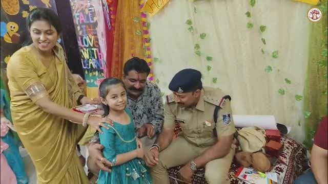 रक्षाबंधन के पावन अवसर पर थाना पंढरीनाथ में भाई-बहन के स्नेह और विश्वास का सुंदर संगम देखने को मिला। ❤️
👮♂️ थाना प्रभारी श्री सतीश पटेल सहित पुलिसकर्मियों को 1500 से अधिक महिलाओं एवं बहनों ने राखी बांधकर रक्षाबंधन की शुभकामनाएं दीं।
🤝 पुलिस और जनता के बीच विश्वास व आत्मीयता का यह रिश्ता सुरक्षा, सम्मान और सहयोग की भावना को और मजबूत करता है।
आपका विश्वास, हमारी जिम्मेदारी। 🛡️
#RakshaBandhan #PandharinathPolice #IndorePolice #PolicePublicBond #जनसेवा सुरक्षा_और_विश्वास
@mppolicedeptt @mohdept @indorepolicelive