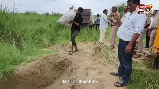 🚨 ब्रेकिंग न्यूज़ | कौशाम्बी पटाखा फैक्ट्री ब्लास्ट
💥 पुलिस की ताबड़तोड़ कार्रवाई, अवैध पटाखा गोदाम पर चला बुलडोजर
कौशाम्बी के संदीपन घाट थाना क्षेत्र अंतर्गत मुरतगंज के शेरगढ़ गांव में भरवारी रोड पर स्थित एक प्रॉपर्टी में अवैध रूप से पटाखा गोदाम संचालित किए जाने का मामला सामने आया है। बताया जा रहा है कि यह प्रॉपर्टी नौशाद अली की पत्नी के नाम पर है।
पुलिस की छापेमारी के दौरान गोदाम से भारी मात्रा में विस्फोटक सामग्री बरामद होने की जानकारी है। पुलिस ने विस्फोटक सामग्री को कब्जे में लेकर सुरक्षित स्थान पर पहुंचाया, जहां उसे नष्ट कराया गया।
इसके बाद पुलिस-प्रशासन ने बुलडोजर चलाकर अवैध गोदाम को पूरी तरह ध्वस्त कर दिया।
महमूदपुर पटाखा फैक्ट्री ब्लास्ट के बाद हुई इस कार्रवाई ने कई सवाल खड़े कर दिए हैं। सबसे बड़ा सवाल यही है कि आखिर मोहम्मद आदिल और नौशाद अली से जुड़े कितने अन्य गोदामों में पटाखे और विस्फोटक सामग्री छिपाकर रखी गई है?
अब