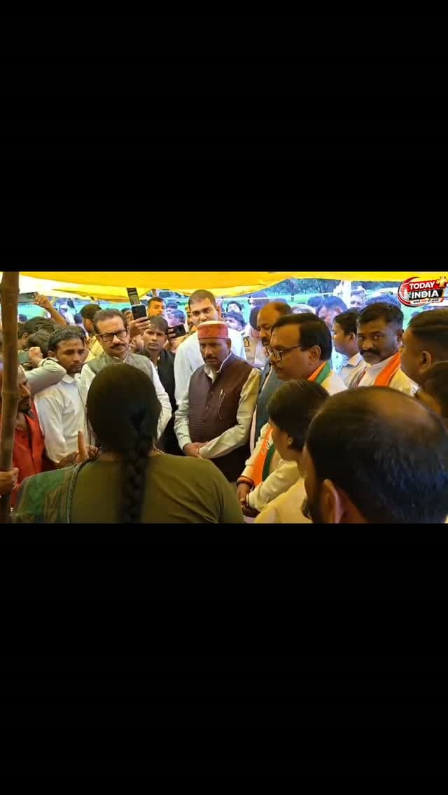 महमूदपुर पटाखा फैक्ट्री विस्फोट: मृतक राजेश के परिजनों से मिले मंत्री, 8.5 लाख की आर्थिक मदद
मंत्री कृष्ण पासवान ने पत्नी माला देवी को सौंपा 2.5 लाख का चेक, छह लाख रुपये खाते में भेजे जाएंगे
कौशांबी। महमूदपुर गांव में सोमवार को पटाखा फैक्ट्री में हुए भीषण विस्फोट में जान गंवाने वाले राजेश कुमार के परिवार से बुधवार को मंत्री कृष्ण पासवान समेत प्रशासनिक अधिकारी और जनप्रतिनिधियों ने मुलाकात की। अधिकारियों और जनप्रतिनिधियों ने मृतक की पत्नी माला देवी व परिवार के अन्य सदस्यों को ढांढस बंधाते हुए हर संभव मदद का भरोसा दिलाया।
मंत्री कृष्ण पासवान, जिलाधिकारी डा. अमित पाल, पुलिस अधीक्षक सत्यनारायण, चायल उपजिलाधिकारी प्रेरणा गौतम समेत अन्य जनप्रतिनिधि मृतक के घर पहुंचे। उन्होंने परिजनों से घटना की जानकारी ली और दुख की इस घड़ी में उनके साथ खड़े रहने का भरोसा दिया।
इस दौरान मंत्री कृष्ण पासवान ने पीड़ित परिवार को 2.5 लाख रुपये का चेक सौंपा। उन्