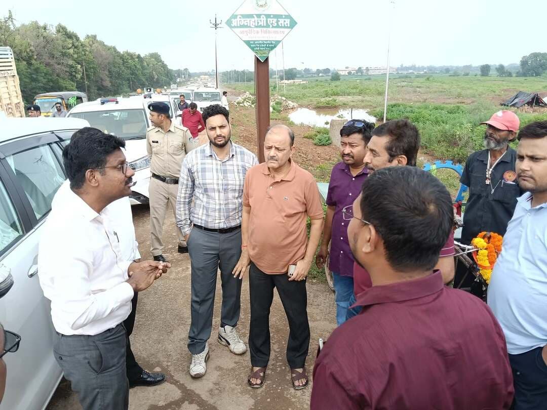 *कलेक्टर सतना डॉ सतीश कुमार एस ने सभी अधिकारियों-कर्मचारियों को हाई अलर्ट पर रहने के दिए निर्देश।*
*लोगो से सतर्क और सावधान रहने की अपील*
सतना, 2 सितंबर 2026/मौसम विभाग की चेतावनी के अनुसार सतना जिले में आगामी 24 घंटे में 115 से 204 मिली मीटर तक भारी वर्षा के मद्देनजर कलेक्टर डॉ सतीश कुमार एस ने जिले के नागरिकों से सतर्क रहने, निचले और तटीय इलाकों के निवासियों को ऊंचे सुरक्षित स्थल पर पहुंचने तथा बाढ़ और नदी नालों जलाशयों के निकट नहीं जाने की अपील की है।
उपायुक्त राहत द्वारा सतना, मैहर, रीवा सहित अन्य जिलों के कलेक्टरों को वायरलेस संदेश भेजकर आगामी 24 घंटे के दौरान भारी बारिश की चेतावनी के संबंध में आवश्यक सतर्कता बरतने के निर्देश दिए गए हैं। मौसम विभाग के पूर्वानुमान के अनुसार आज से कल सुबह 8 बजे तक सतना जिले के विभिन्न क्षेत्रों में भारी से अति भारी वर्षा होने की संभावना है।
पूर्वानुमान के अनुसार जिले में आगामी 24 घंटे में 115 से 204 मिलीमीटर तक वर्षा होने की संभावना जताई गई है। भारी बारिश के मद्देनजर नदी-नालों के जलस्तर में वृद्धि, निचले क्षेत्रों में जलभराव तथा आवागमन प्रभावित होने की स्थिति को देखते हुए प्रशासन को सतर्क रहने के निर्देश दिए गए हैं।
कलेक्टर सतना डॉ. सतीश कुमार एस ने जिलेवासियों से अपील की है कि भारी बारिश के दौरान अनावश्यक रूप से घरों से बाहर न निकलें और नदी-नालों, पुल-पुलियों तथा जलभराव वाले स्थानों के पास जाने से बचें। उन्होंने नागरिकों से प्रशासन द्वारा जारी दिशा-निर्देशों का पालन करने तथा किसी भी आपात स्थिति में तत्काल संबंधित प्रशासनिक एवं राहत दल को सूचना देने की अपील की है।
कलेक्टर ने जिले के अधिकारियों को भी अपने-अपने क्षेत्रों में सतत निगरानी बनाए रखने तथा आवश्यकता पड़ने पर तत्काल राहत एवं बचाव कार्य सुनिश्चित करने के निर्देश दिए हैं। प्रशासन द्वारा संभावित परिस्थितियों को देखते हुए आवश्यक तैयारियां एवं सतर्कता बरती जा रही है।
