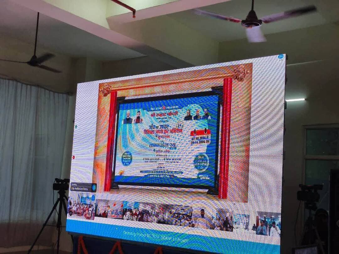 मुजफ्फरपुर में घर के करीब मिलेगा NCD का इलाज! ‘जाँच एवं उपचार, चिकित्सा आपके द्वार’ अभियान शुरू
मुजफ्फरपुर समेत पूरे बिहार में गैर-संचारी रोगों (NCD) की समय पर पहचान और उपचार को लेकर स्वास्थ्य विभाग ने बड़ी पहल शुरू की है। “जाँच एवं उपचार, चिकित्सा आपके द्वार” कार्यक्रम का शुभारंभ मुख्यमंत्री द्वारा पटना के ऊर्जा ऑडिटोरियम से किया गया। इस अभियान का उद्देश्य लोगों को उनके घर और समुदाय के नजदीक ही स्वास्थ्य जाँच, चिकित्सकीय परामर्श और आवश्यक उपचार की सुविधा उपलब्ध कराना है।
कार्यक्रम के तहत उच्च रक्तचाप (BP), मधुमेह, ओरल कैंसर और स्तन कैंसर सहित विभिन्न गैर-संचारी रोगों की स्क्रीनिंग की जाएगी। स्क्रीनिंग में संदिग्ध पाए जाने वाले मरीजों को आगे की जाँच, विशेषज्ञ चिकित्सकीय परामर्श और जरूरत पड़ने पर उच्चतर स्वास्थ्य संस्थानों में रेफर किया जाएगा।
मुजफ्फरपुर के सदर अस्पताल और आरएच सकरा को टू-वे कम्युनिकेशन के माध्यम से राज्य स्तरीय कार्यक्रम से जोड़ा गया। वहीं जिले के CHC, PHC और अन्य स्वास्थ्य संस्थानों में वेबकास्टिंग के जरिए कार्यक्रम का सीधा प्रसारण किया गया।
स्वास्थ्य विभाग का लक्ष्य है कि बीमारी को गंभीर अवस्था में पहुंचने से पहले पहचानकर उपचार शुरू किया जाए और अधिक से अधिक लोगों को स्वास्थ्य सेवाओं का लाभ मिल सके।
ऐसी ही मुजफ्फरपुर और बिहार की महत्वपूर्ण खबरों के लिए Tirhut Now को Subscribe करें।
#मुजफ्फरपुर #BiharNews #NCDScreening #HealthNews #TirhutNow