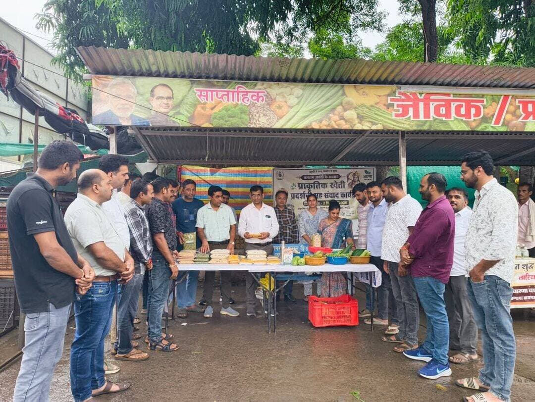 ✅ बलराम जयंती के अवसर पर प्राकृतिक खेती उत्पाद सह संवाद कार्यक्रम आयोजित
बलराम जयंती के अवसर पर उपसंचालक किसान कल्याण तथा कृषि विकास, जिला हरदा द्वारा जैविक एवं प्राकृतिक हॉट बाजार तथा प्राकृतिक खेती के उत्पाद सह संवाद कार्यक्रम का आयोजन किया गया। कार्यक्रम में प्राकृतिक एवं जैविक खेती करने वाले 6 कृषकों द्वारा अपने उत्पादों का प्रदर्शन एवं विक्रय किया गया। हॉट बाजार में 52 विजिटर/कस्टमर्स ने सहभागिता कर प्राकृतिक एवं जैविक उत्पादों की जानकारी प्राप्त की तथा उत्पादों की खरीदी की। कार्यक्रम में कृषि विभाग के अधिकारी कर्मचारियों द्वारा भी सहभागिता की गई।
उप संचालक कृषि श्री प्रकाश ठाकुर ने बताया कि इस कार्यक्रम का उद्देश्य जिले में प्राकृतिक एवं जैविक खेती को बढ़ावा देना, कृषकों को उनके उत्पादों के लिए बेहतर बाजार उपलब्ध कराना तथा आमजन को प्राकृतिक एवं सुरक्षित कृषि उत्पादों के प्रति जागरूक करना है। इस अवसर पर कृषकों एवं उपभोक्ताओं के बीच प्राकृतिक खेती के लाभ, उत्पादों की गुणवत्ता, विपणन एवं उपभोक्ता मांग से संबंधित विषयों पर संवाद भी किया गया।
Department of Agriculture, Madhya Pradesh Jansampark Madhya Pradesh
<nis:link nis:type=tag nis:id=harda nis:value=Harda nis:enabled=true nis:link/> <nis:link nis:type=tag nis:id=jaivikkheti nis:value=JaivikKheti nis:enabled=true nis:link/> <nis:link nis:type=tag nis:id=balramjayanti nis:value=BalramJayanti nis:enabled=true nis:link/>
<nis:link nis:type=tag nis:id=organicfarming nis:value=OrganicFarming nis:enabled=true nis:link/> <nis:link nis:type=tag nis:id=prakritikkheti nis:value=PrakritikKheti nis:enabled=true nis:link/>