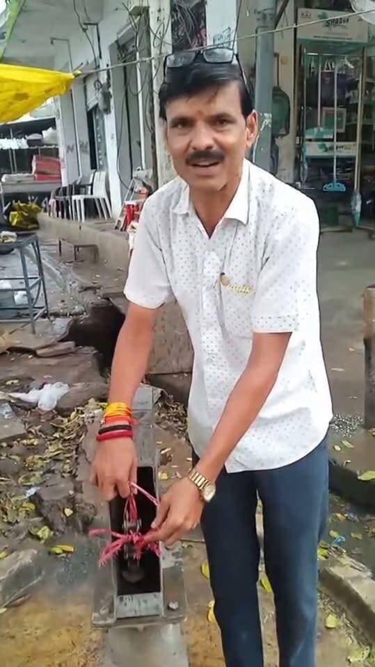 नगरपालिका में घमासान पार्षद प्रतिनिधि का अध्यक्ष पर बड़ा हमला
छतरपुर नगरपालिका में एक बार फिर विवाद गरमा गया है। पार्षद प्रतिनिधि ने अध्यक्ष पर तीखा हमला बोलते हुए कहा कि अध्यक्ष महोदया चैंबर में बैठी हैं और पार्षद परेशान हैं। उन्होंने नगरपालिका की कार्यप्रणाली को लेकर गंभीर सवाल उठाए। वीडियो जारी किया है।
#Chhatarpur #Nagarपालिका #BreakingNews #LocalNews #MPNews