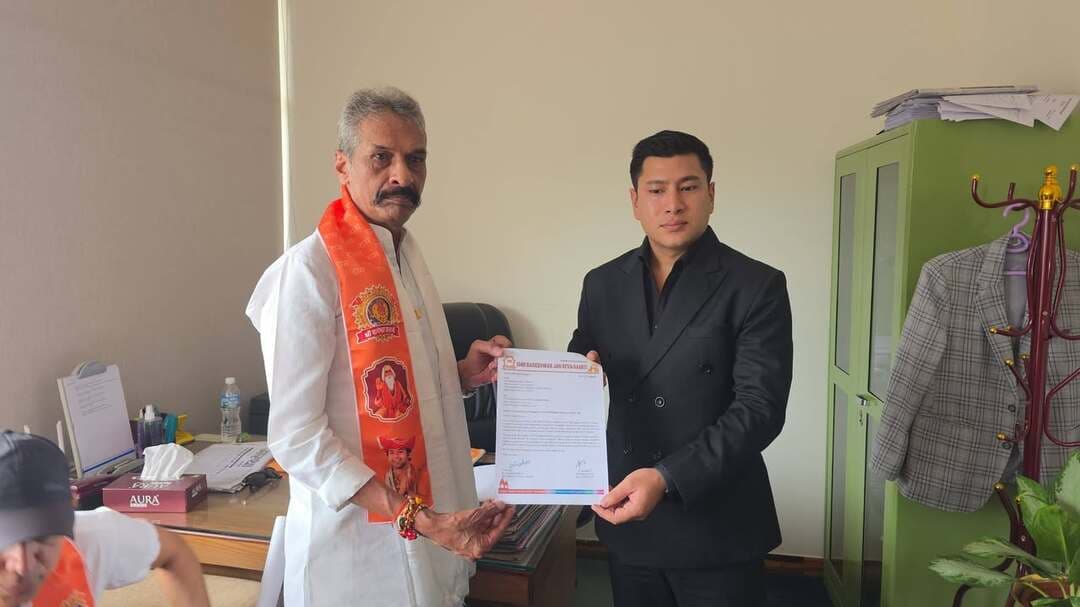 नेपाल त्रासदी: बागेश्वर महाराज ने भेजी राहत सामग्री, नेपाल सरकार ने जताया आभार
छतरपुर नेपाल में आई भीषण त्रासदी के बाद पीड़ितों की मदद के लिए बागेश्वर धाम आगे आया है। बागेश्वर सरकार (धीरेंद्र कृष्ण शास्त्री) की पहल पर 'बागेश्वर धाम जन सेवा समिति' की ओर से राहत सामग्री से भरे चार ट्रक नेपाल सरकार के गृह मंत्रालय को सौंपे गए।सामग्री में चावल, दाल, तेल, तिरपाल, मसाले और बर्तन जैसी दैनिक उपयोग की वस्तुएं शामिल हैं। त्रासदी के समय महाराज श्री जापान में थे, जहां से उन्होंने तुरंत अपने शिष्य मंडल को सेवा कार्य में जुटने के निर्देश दिए। भारत और नेपाल के 'रोटी-बेटी' के संबंध का उल्लेख करते हुए उन्होंने पड़ोसी देश के साथ खड़े होने को ही सच्ची मानवता बताया।इस मुश्किल घड़ी में समय पर मिली सहायता के लिए नेपाल सरकार ने बागेश्वर महाराज और समिति का आभार जताया है।
हिमांशु अग्रवाल
छतरपुर
