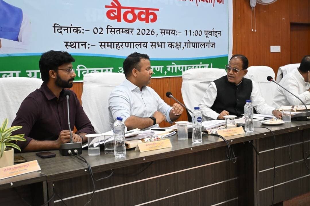 सांसद डॉ. आलोक कुमार सुमन की अध्यक्षता में सड़क सुरक्षा समिति की बैठक आयोजित, ब्लैक स्पॉट सुधारने और हादसों पर रोक के दिए सख्त निर्देश
आज दिनांक 02 सितंबर 2026 को समाहरणालय सभा कक्ष में सड़क सुरक्षा समिति की समीक्षा बैठक आयोजित की गई। बैठक की अध्यक्षता माननीय सांसद डॉ. आलोक कुमार सुमन ने की, जिसमें डीएम श्री समीर सौरभ, जनप्रतिनिधिगण एवं संबंधित विभागीय अधिकारी उपस्थित रहे।
बैठक में एनएच-27 (बलथरी, हथुआपुर, चैनपट्टी, देवापुर से बांका व मोहम्मदपुर ओवरब्रिज) सहित सभी चिन्हित ब्लैक स्पॉट पर तुरंत सुरक्षात्मक सुधारात्मक उपाय, संकेतक व प्रकाश व्यवस्था सुनिश्चित करने के निर्देश दिए गए। साथ ही हिट एंड रन मामलों में पीड़ितों को मुआवजा भुगतान में तेजी लाने और समन्वित प्रयासों से सड़क दुर्घटनाओं में प्रभावी कमी लाने का कड़ा आदेश जारी किया गया।