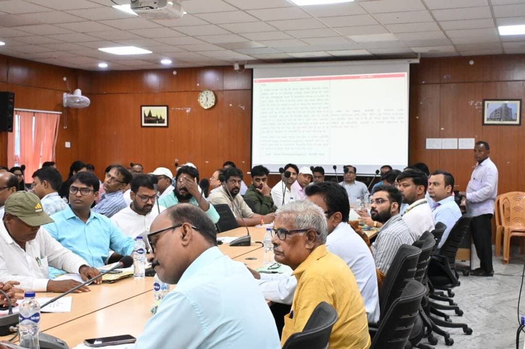 सांसद डॉ. आलोक कुमार सुमन की अध्यक्षता में 'दिशा' की बैठक आयोजित, विकास योजनाओं को समयबद्ध पूरा करने के दिए निर्देश
आज दिनांक 02 सितंबर 2026 को समाहरणालय सभा कक्ष में जिला विकास समन्वय एवं निगरानी समिति (दिशा) की बैठक आयोजित की गई। बैठक की अध्यक्षता माननीय सांसद डॉ. आलोक कुमार सुमन ने की, जिसमें डीएम श्री समीर सौरभ, विधायक, विधान पार्षद एवं जिला स्तरीय पदाधिकारी मौजूद रहे।
बैठक में थावे रेलवे स्टेशन के कायाकल्प, भवनहीन विद्यालयों के लिए भूमि उपलब्धता, नए बस स्टैंड निर्माण, सारण नहर पुनर्स्थापन, सदर अस्पताल में जलनिकासी, और छाड़ी नदी को अतिक्रमण मुक्त करने पर विस्तृत चर्चा हुई। सांसद एवं जिलाधिकारी ने अधिकारियों को सभी विभागीय अड़चनों को दूर करते हुए जनसमस्याओं के त्वरित व समयबद्ध निष्पादन के सख्त निर्देश दिए।