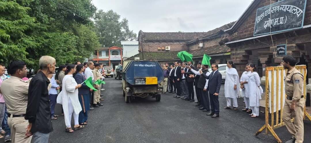 नेशनल लोक अदालत के प्रचार वाहन को प्रधान जिला न्यायाधीश द्वारा हरी झण्डी दिखाकर रवाना किया गया
====
राष्ट्रीय विधिक सेवा प्राधिकरण नई दिल्ली एवं म.प्र राज्य विधिक सेवा प्राधिकरण, जबलपुर के निर्देश पर प्रधान जिला न्यायाधीश / अध्यक्ष जिला सुभाष सोलंकी विधिक सेवा प्राधिकरण के कुशल मार्गदर्शन में जिला दमोह एवं तहसील न्यायालय हटा, पथरिया एव तेंदूखेड़ा में 12 सितंबर 2026 को नेशनल लोक अदालत का आयोजन किया जा रहा है, जिसमें न्यायालय में लंबित राजीनामा योग्य प्रकरणों के साथ ही विद्युत चोरी एवं नगरपालिका के जलकर, सम्पत्ति कर के प्रि-लिटिगेशन प्रकरणों का निराकरण पक्षकारों की आपसी सहमति के आधार पर किया जावेगा।
उक्त नेशनल लोक अदालत के व्यापक प्रचार-प्रसार हेतु नगरपालिका एवं विद्युत विभाग के समन्वय से प्रचार-प्रसार वाहन को प्रधान जिला एवं सत्र न्यायाधीश सुभाष सोलंकी द्वारा न्यायालय परिसर से हरी झण्डी दिखाकर शुभारंभ किया गया।
प्रधान जिला एवं सत्र न्यायाधीश / अध्यक्ष, जिला विधिक सेवा प्राधिकरण सुभाष सोलंकी द्वारा बताया गया कि उक्त नेशनल लोक अदालत का प्रचार-प्रसार आमजन तक पहुंचाये जाने हेतु न्यायालय परिसर से शहर के मुख्य स्थानों अस्पताल चौराहा, घण्टाघर, बस स्टेण्ड, तीन गुल्ली, सागर नाका, स्टेशन चौराहा, रेल्वे स्टेशन आदि स्थानो पर वाहन द्वारा बैनर व जिंगल के माध्यम से प्रचार किया जायेगा। साथ ही नगरपालिका एवं विद्युत विभाग द्वारा प्रकरणों के संबध में दी जाने वाली छूट के लिए सार्वजनिक स्थानों पर होर्डिंग्स लगवाये जाकर आमजनता के बीच में प्रचार-प्रसार किया जा रहा है जिससे जनसमुदाय अधिक से अधिक लाभ प्राप्त कर सके।
इस अवसर पर प्रधान जिला एवं सत्र न्यायाधीश / अध्यक्ष, जिला विधिक सेवा प्राधिकरण सुभाष सोलंकी द्वारा अधिवक्ता संघ और न्यायाधीशगण से अपील की गई कि लोक अदालत को उत्सव के रूप में मनाते हुए आगामी नेशनल लोक अदालत 12 सितम्बर 2026 के माध्यम से अधिक से अधिक प्रकरणों का निराकरण कराया जाये जिससे कि पक्षकारों के बीच विवाद का पारस्परिक सहमति से निराकरण होगा और मुकदमेबाजी व विवाद अंतिम रूप से समाप्त होंगे। अध्यक्ष अधिवक्ता संघ दमोह मुकेश पाण्डे ने नेशनल लोक अदालत के सफल आयोजन हेतु अधिवक्तागण का अपेक्षित एवं सकारात्मक सहयोग प्रदान किये जाने की बात कही है।