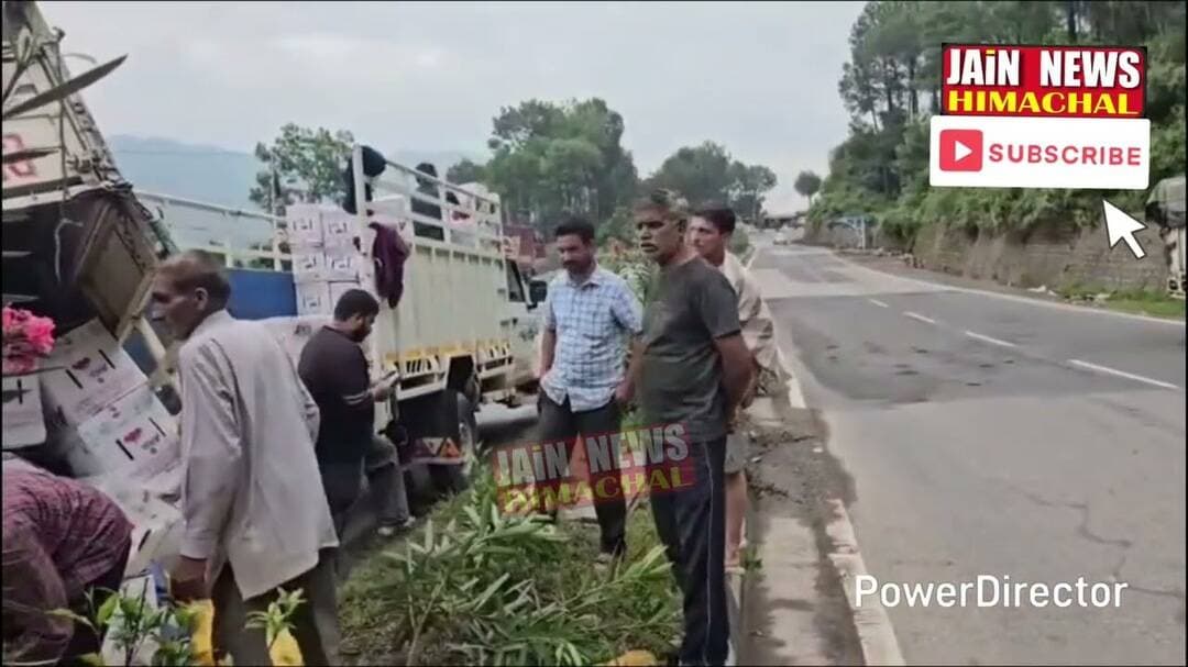 चंडीगढ़-शिमला NH-5 पर फिर बड़ा हादसा! शमलेच में सेब से लदी पिकअप पलटी #viral #viralvideo #follow