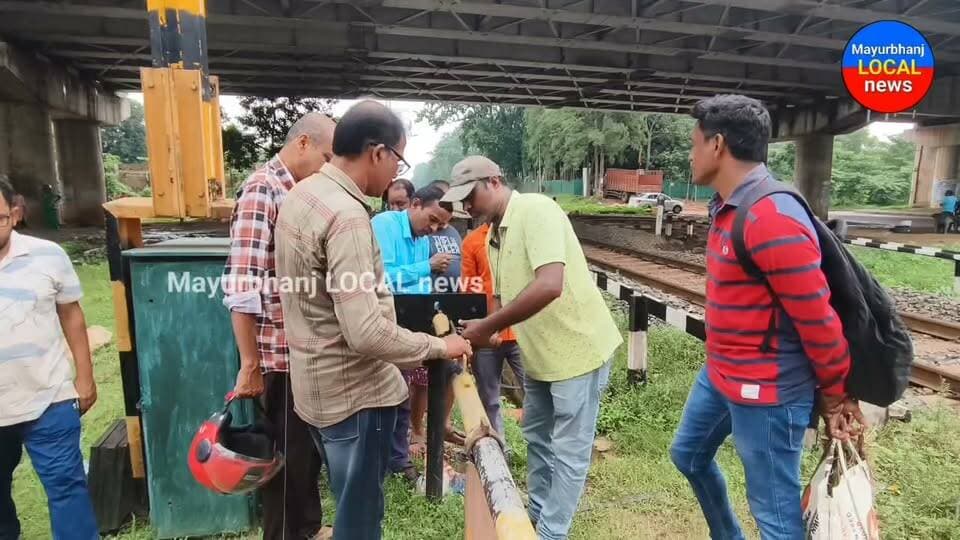 #ରେଳ କର୍ମଚାରୀଙ୍କ ଅବହେଳା..
#ଖୋଲୁନି ରେଳ ଫାଟକ....
#ଅଧା ଘଣ୍ଟାରୁ ଅଧିକ ସମୟ ଅଟକି ରହିଲା ଶହଶହ ଗାଡି ମଟର...
#ହନ୍ତସନ୍ତ ସାଧାରଣ ଜନତା.....
ଏଭଳି ଘଟଣାଟି ଘଟିଛି ବୁଧବାର ଦିନ ୧୧.୩୦ ମିନିଟ ପାଖା ପାଖି ସମୟରେ ବାରିପଦା ପାଲବଣି ଗୋଲେଇ ଓଭରବ୍ରିଜ ତଳେ ଥିବା ରେଳ ଫାଟକରେ।ତେବେ ଖାଲି ଆଜି ନୁହେଁ ଆଗରୁ ଏଭଳି ଆହୁରି ଅନେକ ବାର ହୋଇ ଆସୁଛି ବୋଲି ଲୋକେ କରୁଛନ୍ତି ଅଭିଯୋଗ।ହେଲେ ଏହାକୁ କର୍ଣ୍ଣପାତ କରୁନାହାନ୍ତି ରେଳ କର୍ତ୍ତୃପକ୍ଷ।।ଯାହାକୁ ନେଇ ଜନସାଧାରଣରେ ଅସନ୍ତୋଷ ସୃଷ୍ଟି ହେବା ସହିତ ତୁରନ୍ତ ରେଳବିଭାଗ ଏଥିପ୍ରତି ଦୃଷ୍ଟି ଦେବାକୁ ଦାବି କରିଛନ୍ତି।।।।।
#Mayurbhanj #baripada #Railfatak