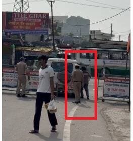 हिस्ट्रीशीटर से दूरी की हिदायत… फिर SHO की गाड़ी में कैसे पहुंचा? वायरल वीडियो ने मचाई सनसनी
वरिष्ठ तेज-तर्रार IPS रमन कुमार मीणा की हिदायत के बावजूद कथित नजदीकी पर उठे सवाल, पहले भी हिस्ट्रीशीटर के चक्कर में एक SHO को होना पड़ा था लाइन हाजिर!
पांवटा साहिब।
सिरमौर पुलिस में एक वायरल वीडियो ने ऐसा सवाल खड़ा कर दिया है, जिसका जवाब अब पुलिस महकमे से मांगा जा रहा है। वीडियो में कथित हिस्ट्रीशीटर पुलिस की गाड़ी में बैठे हुए नजर आ रहा है । दावा है कि जिस समय यह वीडियो बनाया गया, पुलिस वाहन सरकारी ड्यूटी पर था।
मामला इसलिए भी गंभीर माना जा रहा है क्योंकि सिरमौर पुलिस को वरिष्ठ तेज-तर्रार IPS अधिकारी रमन कुमार मीणा की ओर से हिस्ट्रीशीटरों से अनावश्यक नजदीकी से बचने की हिदायत दिए जाने की बात सामने आती रही है। ऐसे में पुलिस वाहन में कथित हिस्ट्रीशीटर की मौजूदगी का वीडियो कई सवाल खड़े कर रहा है।
पहले भी उठ चुके हैं ऐसे सवाल
सूत्रों के मुताबिक, हिस्ट्रीशीटर से जुड़े एक पुराने मामले में तत्कालीन SHO को लाइन हाजिर तक होना पड़ा था। यानी पुलिस विभाग के स्तर पर पहले भी यह संदेश स्पष्ट रहा है कि हिस्ट्रीशीटरों से पुलिस की नजदीकी को किसी भी कीमत पर नजरअंदाज नहीं किया जाना चाहिए।
इसके बावजूद अब यदि वायरल वीडियो में पुलिस की ड्यूटी वाली गाड़ी में ऐसे शख्स की मौजूदगी की पुष्टि होती है, तो सवाल उठना स्वाभाविक है कि आखिर उन्हें पुलिस वाहन में किस आधार पर बैठाया गया था?
क्या रौब जमाने के लिए पुलिस वाहन का इस्तेमाल?
वीडियो को लेकर एक और गंभीर आरोप सामने आ रहा है। चर्चा है कि पुलिस वाहन में बैठकर कथित तौर पर लोगों के बीच प्रभाव और रौब दिखाने की कोशिश की जा रही होगी। यदि यह आरोप सही पाया जाता है तो मामला सिर्फ किसी व्यक्ति के पुलिस वाहन में बैठने तक सीमित नहीं रहेगा, बल्कि यह सरकारी वाहन के इस्तेमाल और पुलिस की छवि से भी जुड़ जाएगा।
वीडियो पहुंचा वरिष्ठ अधिकारियों तक!
बताया जा रहा है कि किसी व्यक्ति ने इस पूरे घटनाक्रम का वीडियो रिकॉर्ड कर लिया और उसे वरिष्ठ पुलिस अधिकारियों तक पहुंचाया। यही वीडियो अब पुलिस महकमे में चर्चा का विषय बना हुआ है। इसी बीच पांवटा साहिब के SHO के तबादले ने घटनाक्रम को और ज्यादा चर्चा में ला दिया है। हालांकि, तबादला इसी वीडियो या कथित संरक्षण के कारण हुआ—इसकी आधिकारिक पुष्टि अभी सामने नहीं आई है। इसलिए इसे फिलहाल एक गंभीर सवाल और जांच का विषय ही माना जाना चाहिए।
अब पुलिस से जवाब की उम्मीद
पुलिस विभाग को स्पष्ट करना चाहिए कि वीडियो कब का है, वाहन किस ड्यूटी पर था, उसमें हिस्ट्रीशीटर किस आधार पर मौजूद था और क्या संबंधित अधिकारी को इसकी जानकारी या अनुमति थी।
सबसे बड़ा सवाल यही है—
जब वरिष्ठ स्तर पर हिस्ट्रीशीटरों से दूरी बनाए रखने की हिदायत की बात सामने आती रही है, तो फिर पुलिस की ड्यूटी वाली गाड़ी में उसकी मौजूदगी आखिर कैसे हुई?
अब देखना होगा कि पुलिस विभाग इस वायरल वीडियो को महज एक तस्वीर/वीडियो मानकर छोड़ता है या पूरे घटनाक्रम की निष्पक्ष विभागीय जांच कर जिम्मेदारी तय करता है।