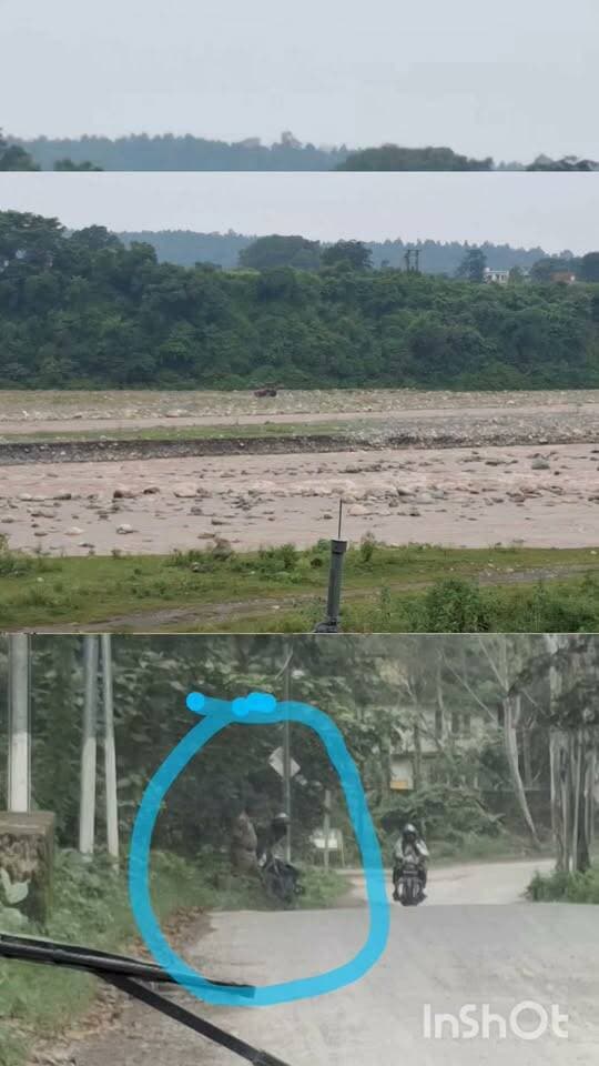 विभागों की मिलीभगत से ऐसे चलता है अवैध खनन का खेल
मानसून के दौरान पर्यावरण की सुरक्षा, बाढ़ के खतरे को टालने और नदियों में प्राकृतिक रूप से खनिजों के पुनर्भरन के लिए 15 सितम्बर तक खनन गतिविधियों पर सरकार ने पूर्ण प्रतिबन्ध लगाया है बावजूद इसके बांगरण के समीप गिरी नदी में रोजाना अवैध रूप से खनन किया जा रहा था, आज सुबह करीब 9 बजे एक तरफ खाखी बर्दी पहने कर्मचारी अपनी ड्यूटी के दौरान टाइम पास कर रहा था तो दूसरी तरफ खनन सामग्री की चोरी चल थी जिससे साफ जाहिर हो रहा था की किस तरह से कर्मचारियों और खनन माफियाओं की मिली भगत से प्रतिबन्ध के बाद भी अवैध खनन का खेल चल रहा है, निचले स्तर पर मिलीभगत से सब काम चल रहा है