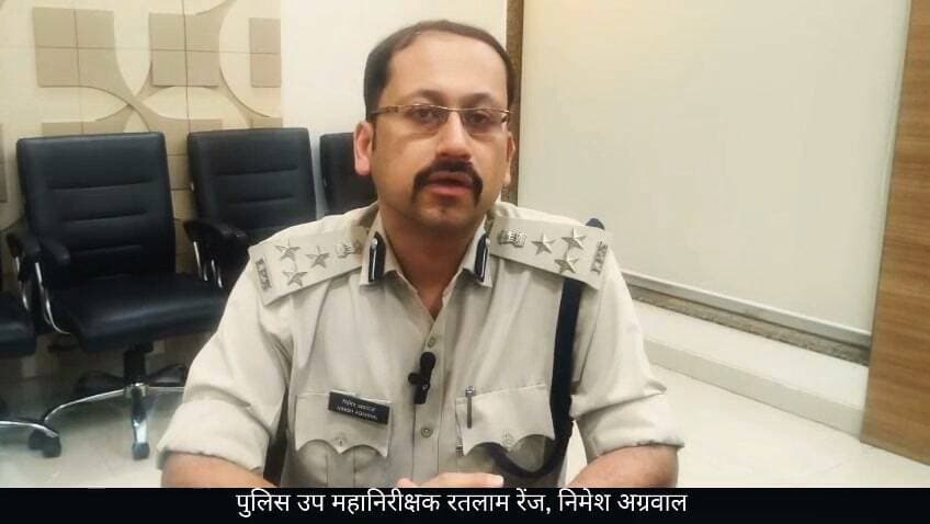 काउंटर नारकोटिक्स ऑपरेशन के तहत राजस्थान, मध्यप्रदेश एवं गुजरात पुलिस का तीन दिवसीय संयुक्त पुलिस अभ्यास।
29 पुलिस टीमों ने करीब 300 स्थानों पर की कार्रवाई, 40 अपराधी गिरफ्तार एवं 31 फरार अपराधियों के संबंध में मिली महत्वपूर्ण आसूचना।
दैनिक वीरधरा राजस्थान।
चित्तौड़गढ़। डीजीपी-आईजीपी कॉन्फ्रेंस की रिकमेंडेशंस की पालना एवं पुलिस मुख्यालय से प्राप्त निर्देशों के क्रम में राजस्थान पुलिस की उदयपुर रेंज द्वारा सीमावर्ती राज्यों मध्यप्रदेश एवं गुजरात पुलिस के साथ तीन दिवसीय संयुक्त ऑपरेशन एक्सरसाइज आयोजित की गई। इस संयुक्त एक्सरसाइज में राजस्थान के चित्तौड़गढ़, प्रतापगढ़, बांसवाड़ा, डूंगरपुर एवं उदयपुर तथा मध्यप्रदेश के नीमच, मंदसौर एवं रतलाम और गुजरात के साबरकांठा एवं अरावली जिलों की पुलिस ने भाग लिया।
पुलिस महानिरीक्षक उदयपुर रेंज, उदयपुर गौरव श्रीवास्तव द्वारा बताया गया कि संयुक्त ऑपरेशन के तहत 31 अगस्त को संबंधित जिलों के वरिष्ठ अधिकारियों ने आपसी सूचनाओं का आदान-प्रदान कर संयुक्त कार्रवाई की योजना तैयार की। टेबल-टॉप एक्सरसाइज के माध्यम से टीमों का गठन किया गया तथा चिन्हित अपराधियों एवं उनके संभावित ठिकानों के संबंध में आसूचनाओं का आदान-प्रदान किया गया।
1 सितंबर को गठित संयुक्त टीमों द्वारा चिन्हित अपराधियों एवं लक्ष्यों के संभावित ठिकानों पर दबिश दी गई। टीमों ने एक-दूसरे के सहयोग से सर्च एवं सीजर की कार्रवाई की तथा कुछ स्थानों पर संयुक्त नाके भी लगाए। इस कार्रवाई में 29 टीमों द्वारा करीब 300 अलग-अलग स्थानों पर कार्रवाई की गई। संयुक्त ऑपरेशन के दौरान मादक पदार्थ तस्करी एवं विभिन्न अन्य अपराधों में संलिप्त 40 अपराधियों को गिरफ्तार किया गया।
इसके अतिरिक्त 31 फरार अपराधियों के संबंध में महत्वपूर्ण आसूचना प्राप्त हुई तथा उन्हें सफलतापूर्वक लोकेट किया गया, जिनके विरुद्ध अग्रिम विधिक कार्रवाई की जाएगी।
बुधवार को जिंक गेस्ट हाउस चित्तौड़गढ़ में मध्यप्रदेश पुलिस के वरिष्ठ अधिकारियों के साथ संयुक्त डीब्रीफिंग सेशन आयोजित किया गया। बैठक की अध्यक्षता पुलिस महानिरीक्षक उदयपुर रेंज, उदयपुर गौरव श्रीवास्तव द्वारा की गई। बैठक में डीआईजी रतलाम, पुलिस अधीक्षक नीमच, पुलिस अधीक्षक मंदसौर, पुलिस अधीक्षक प्रतापगढ़, पुलिस अधीक्षक चित्तौड़गढ़, पुलिस अधीक्षक बांसवाड़ा, पुलिस अधीक्षक एनसीबी, पुलिस अधीक्षक एएनटीएफ तथा असिस्टेंट डायरेक्टर आईबी सहित संबंधित वरिष्ठ अधिकारी शामिल हुए।
बैठक में संयुक्त ऑपरेशन के दौरान प्राप्त अनुभवों एवं लर्निंग पॉइंट्स को साझा किया गया। साथ ही आगामी दिनों में संयुक्त एक्सरसाइज को और अधिक फोकस्ड एवं प्रभावी बनाने के लिए चिन्हित जोन, संभावित क्षेत्रों तथा अपराधियों की विभिन्न मोडस ऑपरेंडी पर विशेष रूप से चर्चा की गई।
बैठक में दोनों राज्यों की पुलिस द्वारा अपराधियों के विरुद्ध प्रभावी कार्रवाई के लिए अपनाई जा रही बेस्ट प्रैक्टिसेज एवं रणनीतियों का भी आदान-प्रदान किया गया।
संयुक्त एक्सरसाइज का उद्देश्य अंतरराज्यीय एवं अंतरजिला सीमाओं का अपराधियों द्वारा उठाए जाने वाले लाभ को समाप्त करना, फरार एवं सक्रिय अपराधियों को प्रभावी रूप से गिरफ्तार करना तथा उनके आपराधिक नेटवर्क को चिन्हित कर उसे जड़ से उखाड़ना है। आगामी दिनों में भी राजस्थान, मध्यप्रदेश एवं गुजरात पुलिस के बीच इसी प्रकार की संयुक्त एक्सरसाइज एवं समन्वित कार्रवाई लगातार जारी रखी जाएगी।