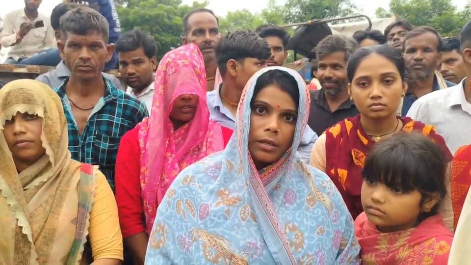 शिवपुरी-पिछोर: संदिग्ध परिस्थितियों में व्यक्ति की मौत, हत्या की FIR की मांग को लेकर परिजनों ने लगाया जाम
पिछोर/भौती। भौती थाना क्षेत्र के ग्राम बमेरा में एक व्यक्ति की संदिग्ध परिस्थितियों में मौत का मामला सामने आया है। घटना के बाद मृतक के परिजनों ने आरोप लगाया कि घटना से पहले एक व्यक्ति उसे अपने साथ लेकर गया था। इसके बाद हुई मौत को लेकर परिजनों ने हत्या की आशंका जताई है।
परिजनों का आरोप है कि मामले में संबंधित व्यक्ति के खिलाफ हत्या की एफआईआर दर्ज की जाए और पूरे घटनाक्रम की निष्पक्ष जांच हो। अपनी मांग को लेकर परिजनों ने बुधवार सुबह शिवपुरी-पिछोर मुख्य मार्ग पर जाम लगा दिया, जिससे यातायात प्रभावित हुआ।
परिजनों का कहना है कि जब तक पुलिस उनकी शिकायत पर उचित कार्रवाई नहीं करती और आरोपी के खिलाफ मामला दर्ज नहीं किया जाता, तब तक वे अपनी मांग पर कायम रहेंगे। Part 11