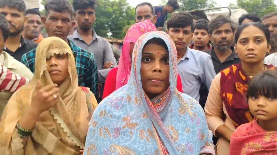शिवपुरी-पिछोर: संदिग्ध परिस्थितियों में व्यक्ति की मौत, हत्या की FIR की मांग को लेकर परिजनों ने लगाया जाम
पिछोर/भौती। भौती थाना क्षेत्र के ग्राम बमेरा में एक व्यक्ति की संदिग्ध परिस्थितियों में मौत का मामला सामने आया है। घटना के बाद मृतक के परिजनों ने आरोप लगाया कि घटना से पहले एक व्यक्ति उसे अपने साथ लेकर गया था। इसके बाद हुई मौत को लेकर परिजनों ने हत्या की आशंका जताई है।
परिजनों का आरोप है कि मामले में संबंधित व्यक्ति के खिलाफ हत्या की एफआईआर दर्ज की जाए और पूरे घटनाक्रम की निष्पक्ष जांच हो। अपनी मांग को लेकर परिजनों ने बुधवार सुबह शिवपुरी-पिछोर मुख्य मार्ग पर जाम लगा दिया, जिससे यातायात प्रभावित हुआ।
परिजनों का कहना है कि जब तक पुलिस उनकी शिकायत पर उचित कार्रवाई नहीं करती और आरोपी के खिलाफ मामला दर्ज नहीं किया जाता, तब तक वे अपनी मांग पर कायम रहेंगे। Part 10