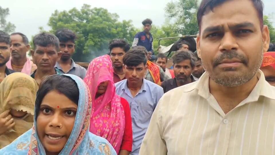 शिवपुरी-पिछोर: संदिग्ध परिस्थितियों में व्यक्ति की मौत, हत्या की FIR की मांग को लेकर परिजनों ने लगाया जाम
पिछोर/भौती। भौती थाना क्षेत्र के ग्राम बमेरा में एक व्यक्ति की संदिग्ध परिस्थितियों में मौत का मामला सामने आया है। घटना के बाद मृतक के परिजनों ने आरोप लगाया कि घटना से पहले एक व्यक्ति उसे अपने साथ लेकर गया था। इसके बाद हुई मौत को लेकर परिजनों ने हत्या की आशंका जताई है।
परिजनों का आरोप है कि मामले में संबंधित व्यक्ति के खिलाफ हत्या की एफआईआर दर्ज की जाए और पूरे घटनाक्रम की निष्पक्ष जांच हो। अपनी मांग को लेकर परिजनों ने बुधवार सुबह शिवपुरी-पिछोर मुख्य मार्ग पर जाम लगा दिया, जिससे यातायात प्रभावित हुआ।
परिजनों का कहना है कि जब तक पुलिस उनकी शिकायत पर उचित कार्रवाई नहीं करती और आरोपी के खिलाफ मामला दर्ज नहीं किया जाता, तब तक वे अपनी मांग पर कायम रहेंगे। Part 9