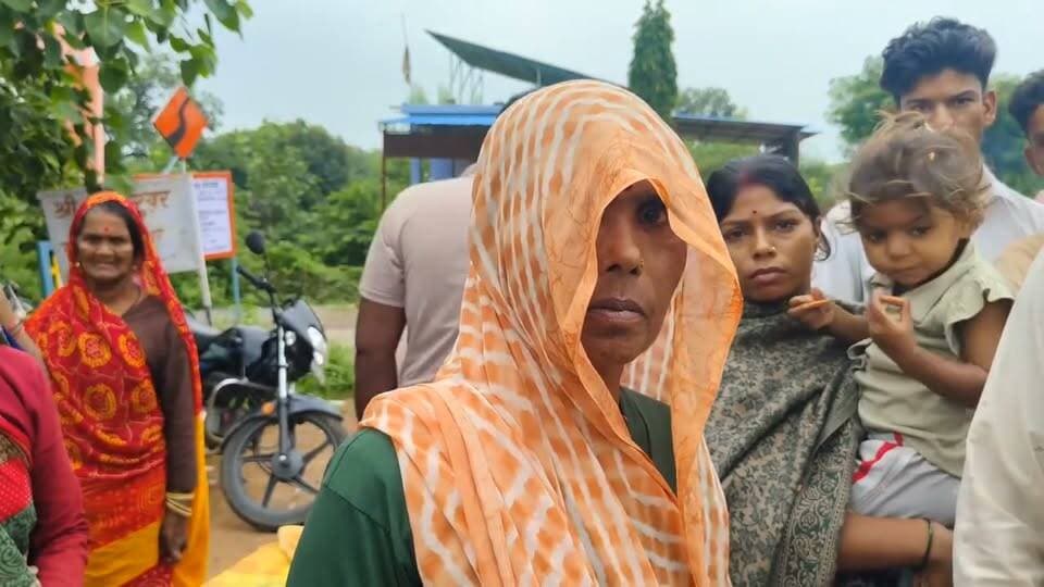 शिवपुरी-पिछोर: संदिग्ध परिस्थितियों में व्यक्ति की मौत, हत्या की FIR की मांग को लेकर परिजनों ने लगाया जाम
पिछोर/भौती। भौती थाना क्षेत्र के ग्राम बमेरा में एक व्यक्ति की संदिग्ध परिस्थितियों में मौत का मामला सामने आया है। घटना के बाद मृतक के परिजनों ने आरोप लगाया कि घटना से पहले एक व्यक्ति उसे अपने साथ लेकर गया था। इसके बाद हुई मौत को लेकर परिजनों ने हत्या की आशंका जताई है।
परिजनों का आरोप है कि मामले में संबंधित व्यक्ति के खिलाफ हत्या की एफआईआर दर्ज की जाए और पूरे घटनाक्रम की निष्पक्ष जांच हो। अपनी मांग को लेकर परिजनों ने बुधवार सुबह शिवपुरी-पिछोर मुख्य मार्ग पर जाम लगा दिया, जिससे यातायात प्रभावित हुआ।
परिजनों का कहना है कि जब तक पुलिस उनकी शिकायत पर उचित कार्रवाई नहीं करती और आरोपी के खिलाफ मामला दर्ज नहीं किया जाता, तब तक वे अपनी मांग पर कायम रहेंगे। Part 8