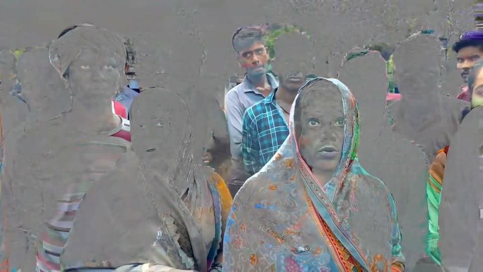 शिवपुरी-पिछोर: संदिग्ध परिस्थितियों में व्यक्ति की मौत, हत्या की FIR की मांग को लेकर परिजनों ने लगाया जाम
पिछोर/भौती। भौती थाना क्षेत्र के ग्राम बमेरा में एक व्यक्ति की संदिग्ध परिस्थितियों में मौत का मामला सामने आया है। घटना के बाद मृतक के परिजनों ने आरोप लगाया कि घटना से पहले एक व्यक्ति उसे अपने साथ लेकर गया था। इसके बाद हुई मौत को लेकर परिजनों ने हत्या की आशंका जताई है।
परिजनों का आरोप है कि मामले में संबंधित व्यक्ति के खिलाफ हत्या की एफआईआर दर्ज की जाए और पूरे घटनाक्रम की निष्पक्ष जांच हो। अपनी मांग को लेकर परिजनों ने बुधवार सुबह शिवपुरी-पिछोर मुख्य मार्ग पर जाम लगा दिया, जिससे यातायात प्रभावित हुआ।
परिजनों का कहना है कि जब तक पुलिस उनकी शिकायत पर उचित कार्रवाई नहीं करती और आरोपी के खिलाफ मामला दर्ज नहीं किया जाता, तब तक वे अपनी मांग पर कायम रहेंगे। Part 7
