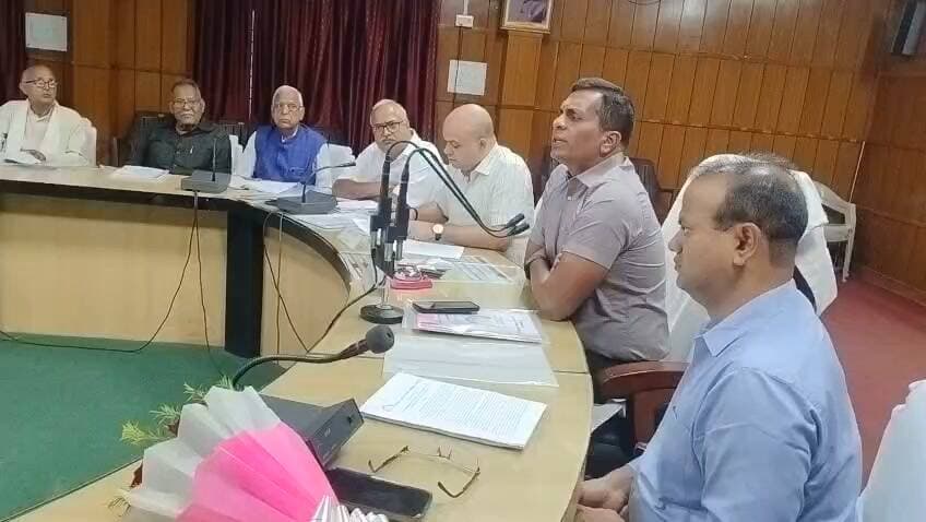 सरकारी जमीन के भुगतान पर मंडलायुक्त सख्त, बोले- किसी को नहीं मिले एक भी रुपया, आजमगढ़ विकास प्राधिकरण की 24वीं बोर्ड बैठक में 6 प्रस्तावों पर मुहर, ‘तमसा गार्डेन एन्क्लेव’ के लिए कोटिला में जमीन खरीदने की प्रक्रिया पर दिए निर्देश
https://abckhabar.in/?p=7961