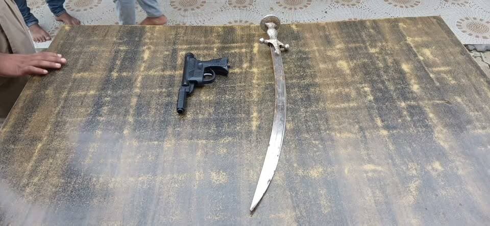तलवार और डमी कट्टा लहराकर इंस्टाग्राम पर बना रहे थे रील, पुलिस ने दो युवकों पर की कार्रवाई, “ऑपरेशन वज्रपात” के तहत गैंग संस्कृति और दबंगई का प्रदर्शन करने वालों पर शिकंजा
https://abckhabar.in/?p=7958