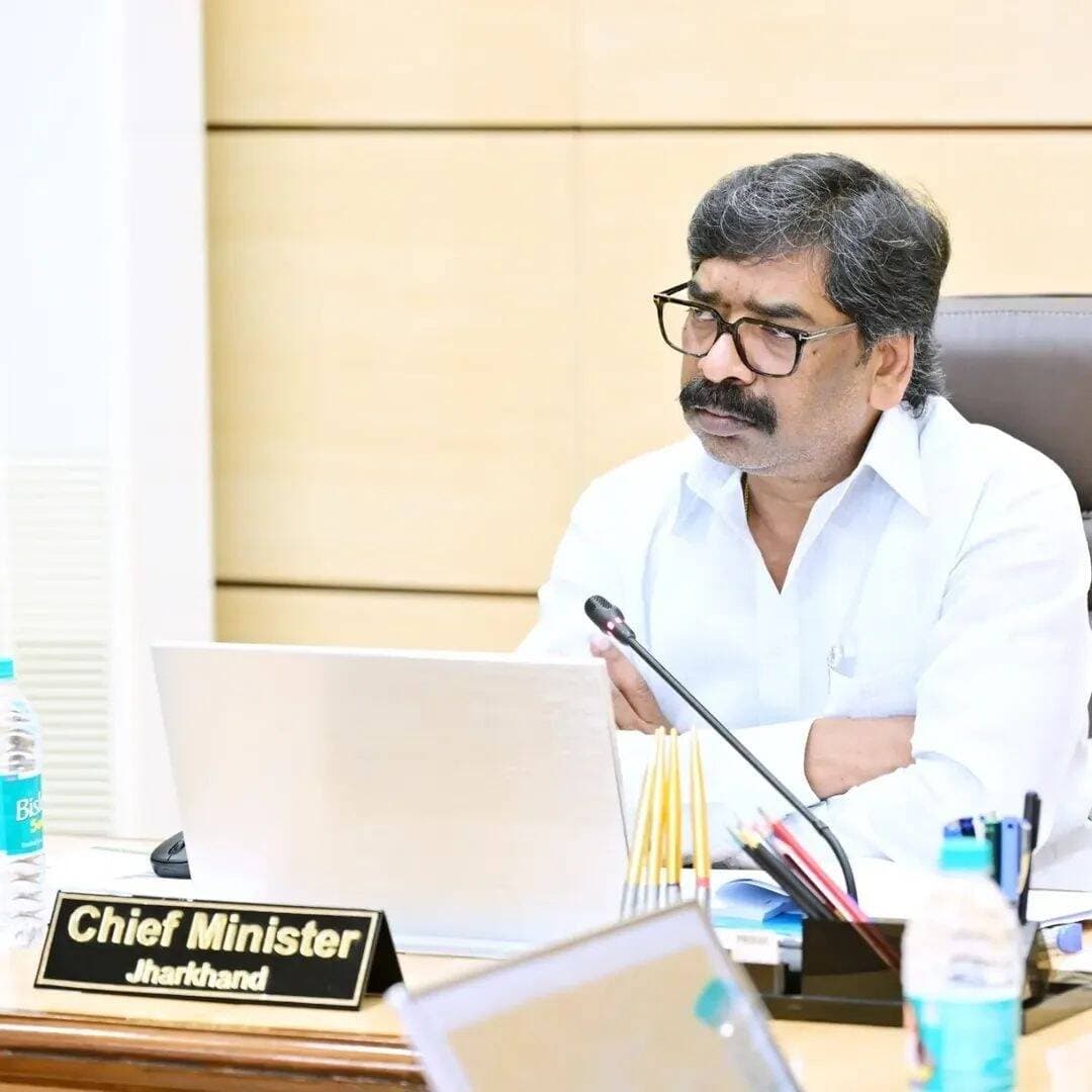 झारखंड मंत्रालय में विकास योजनाओं की समीक्षा, सीएम हेमंत सोरेन ने दिए समय पर काम पूरा करने के निर्देश
रांची: मुख्यमंत्री हेमंत सोरेन ने आज झारखंड मंत्रालय में नगर विकास एवं आवास विभाग और पथ निर्माण विभाग के कामकाज की समीक्षा की। बैठक में दोनों विभागों के तहत चल रही विभिन्न विकास योजनाओं और परियोजनाओं की प्रगति की जानकारी ली गई।
मुख्यमंत्री ने अधिकारियों से योजनाओं की वर्तमान स्थिति और उनके क्रियान्वयन से जुड़ी जानकारी ली। उन्होंने अधिकारियों को निर्देश दिया कि सभी विकास कार्य गुणवत्ता के साथ और तय समय सीमा के भीतर पूरे किए जाएं।
सीएम ने योजनाओं के प्रभावी तरीके से लागू करने पर भी जोर दिया। उन्होंने कहा कि विकास कार्यों में किसी तरह की लापरवाही नहीं होनी चाहिए और योजनाओं का लाभ लोगों तक समय पर पहुंचना चाहिए।
बैठक में संबंधित विभागों के अधिकारी मौजूद रहे और विभिन्न परियोजनाओं की प्रगति की जानकारी मुख्यमंत्री के सामने रखी।
#HemantSoren #JharkhandNews #RanchiNews #Jharkhand #CMHemantSoren #JharkhandGovernment #UrbanDevelopment #RoadConstruction #DevelopmentNews #Ranchi #JharkhandPolitics #BreakingNews #LatestNews #NewsUpdate #CapitalIndiaNews