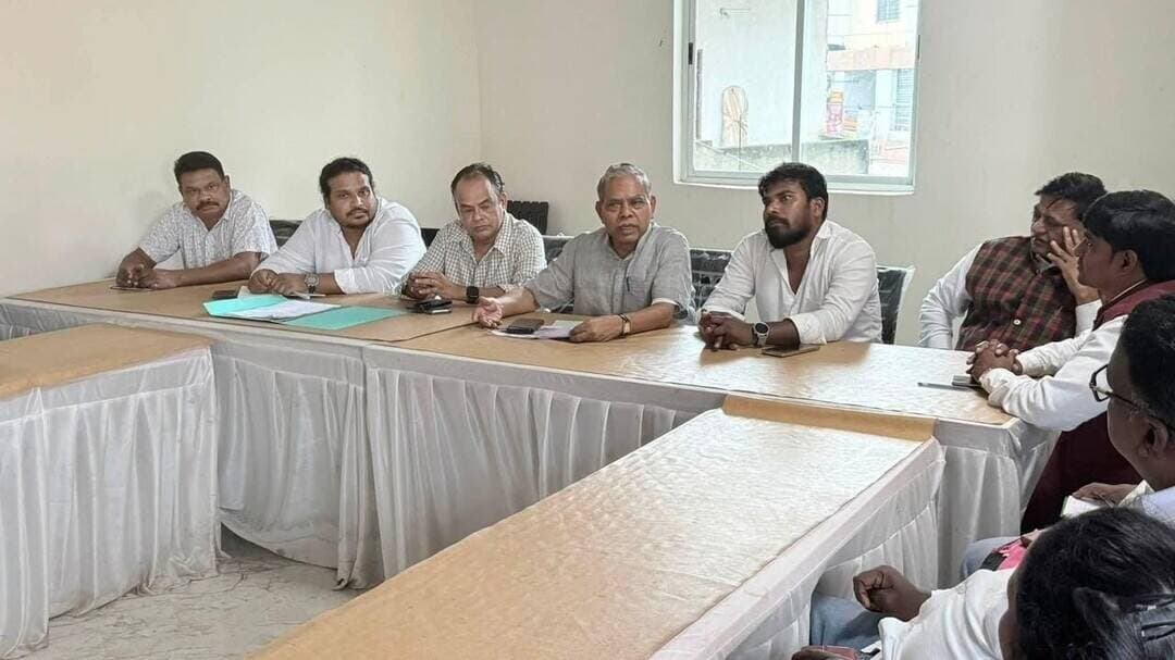 7 सितंबर को ‘लोकभवन चलो’ कार्यक्रम, आदिवासी कांग्रेस ने बनाई रणनीति
रांची 7 सितंबर को प्रस्तावित ‘लोकभवन चलो’ कार्यक्रम को लेकर झारखंड प्रदेश आदिवासी कांग्रेस की महत्वपूर्ण बैठक रांची स्थित प्रदेश कांग्रेस मुख्यालय में हुई। बैठक की अध्यक्षता आदिवासी कांग्रेस के प्रदेश अध्यक्ष राज उरांव ने की। इस दौरान प्रदेश कांग्रेस अध्यक्ष केशव महतो कमलेश और स्वास्थ्य मंत्री डॉ. इरफान अंसारी भी मौजूद रहे।
बैठक में 7 सितंबर को लोकभवन के सामने होने वाले धरना-प्रदर्शन की तैयारियों पर चर्चा की गई। कांग्रेस नेताओं ने आदिवासी समाज, मूलवासी समुदाय, पार्टी कार्यकर्ताओं और आम लोगों की अधिक से अधिक भागीदारी सुनिश्चित करने की रणनीति बनाई।
बैठक में मुख्य रूप से दो मुद्दों को लेकर आंदोलन की बात कही गई। पहला, भगवान श्रीराम मंदिर के नाम पर मिले चंदे में कथित अनियमितताओं की निष्पक्ष जांच की मांग और दूसरा, MMDR संशोधन अधिनियम 2026 का विरोध।
प्रदेश कांग्रेस अध्यक्ष केशव महतो कमलेश ने कहा कि झारखंड के जल, जंगल, जमीन और खनिज संपदा पर यहां की जनता का अधिकार है। उन्होंने कहा कि राज्य के अधिकारों को कमजोर करने वाली किसी भी कोशिश का कांग्रेस विरोध करेगी।
स्वास्थ्य मंत्री डॉ. इरफान अंसारी ने कहा कि आस्था के नाम पर जुटाए गए चंदे में पारदर्शिता और जवाबदेही जरूरी है। उन्होंने कहा कि कथित अनियमितताओं की निष्पक्ष जांच होनी चाहिए।
वहीं, राज उरांव ने कहा कि यह लड़ाई किसी व्यक्ति या दल के खिलाफ नहीं, बल्कि झारखंड के संवैधानिक अधिकारों और आदिवासी-मूलवासी समाज के हितों की रक्षा के लिए है। उन्होंने कहा कि 7 सितंबर को आदिवासी कांग्रेस के कार्यकर्ता बड़ी संख्या में कार्यक्रम में शामिल होंगे।
आदिवासी कांग्रेस ने लोगों से 7 सितंबर को ‘लोकभवन चलो’ कार्यक्रम में शामिल होने की अपील की है। संगठन का कहना है कि जल-जंगल-जमीन और खनिज संपदा पर झारखंड के अधिकार की आवाज लोकतांत्रिक तरीके से उठाई जाएगी।
#LokBhawanChalo #JharkhandNews #RanchiNews #JharkhandCongress #AdivasiCongress #MMDRAct #JalJungleJameen #Jharkhand #Ranchi #Adivasi #Moolvasi #Congress #PoliticalNews #BreakingNews #LatestNews #JharkhandPolitics #NewsUpdate #CapitalBharatNews