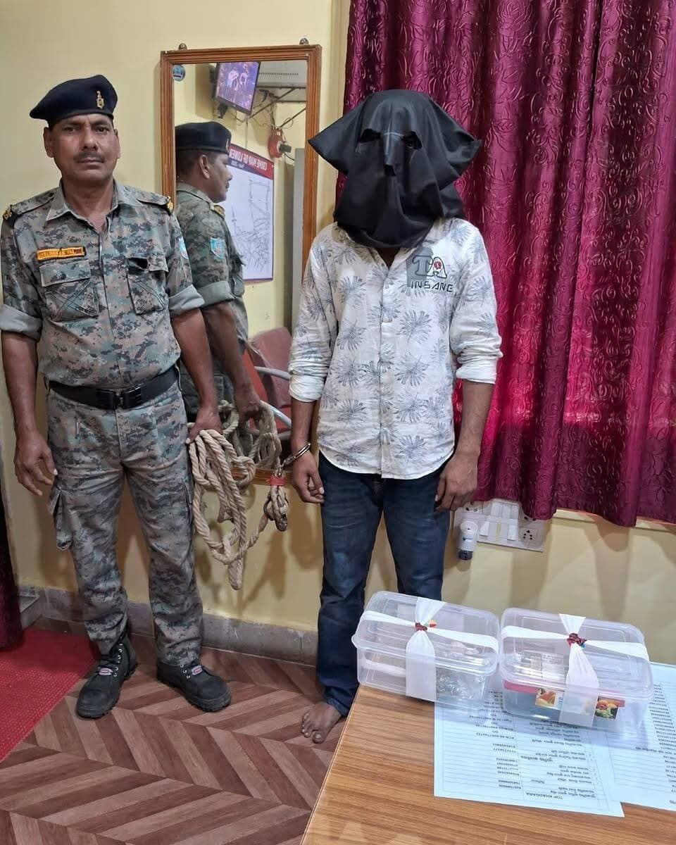 #रांची में नशे के खिलाफ पुलिस की कार्रवाई, ब्राउन शुगर और गांजा के साथ युवक गिरफ्तार
#रांची: लोअर बाजार थाना क्षेत्र में पुलिस ने मादक पदार्थ की बिक्री के खिलाफ कार्रवाई करते हुए एक युवक को गिरफ्तार किया है। पुलिस के अनुसार, डोमटोली तालाब पट्टी इलाके में एक व्यक्ति द्वारा वाहन से नशीले पदार्थ बेचने की सूचना लगातार मिल रही थी।
वरीय पुलिस अधीक्षक के निर्देश पर 1 सितंबर 2026 को पुलिस टीम ने सूचना का सत्यापन किया। इस दौरान डोमटोली में एक सफेद रंग की टाटा सफारी गाड़ी JH-10AX-6212 खड़ी मिली। जांच में वाहन के मालिक की पहचान डोमटोली निवासी मो. अनस कुरैशी (करीब 24 वर्ष) के रूप में हुई।
पुलिस ने युवक और वाहन की तलाशी ली। तलाशी के दौरान उसके पास से करीब 16 ग्राम गांजा और वाहन से करीब 20 ग्राम ब्राउन शुगर बरामद किया गया।
पुलिस ने मौके से 4,700 रुपये नकद, एक iPhone 13 मोबाइल और टाटा सफारी वाहन भी जब्त किया है। मामले में लोअर बाजार थाना कांड संख्या 150/26 दर्ज कर आरोपी को गिरफ्तार किया गया है।
पुलिस के मुताबिक, आरोपी का पूर्व में धनबाद जिले के बरोरा थाना में भी एक मामला दर्ज है। पुलिस अब मामले की आगे जांच कर रही है।
#Ranchi #RanchiNews #JharkhandNews #LowerBazar #PoliceAction #BrownSugar #Ganja #DrugSeizure #CrimeNews #RanchiPolice #JharkhandPolice #BreakingNews #LatestNews #NewsUpdate #CapitalBharatNews