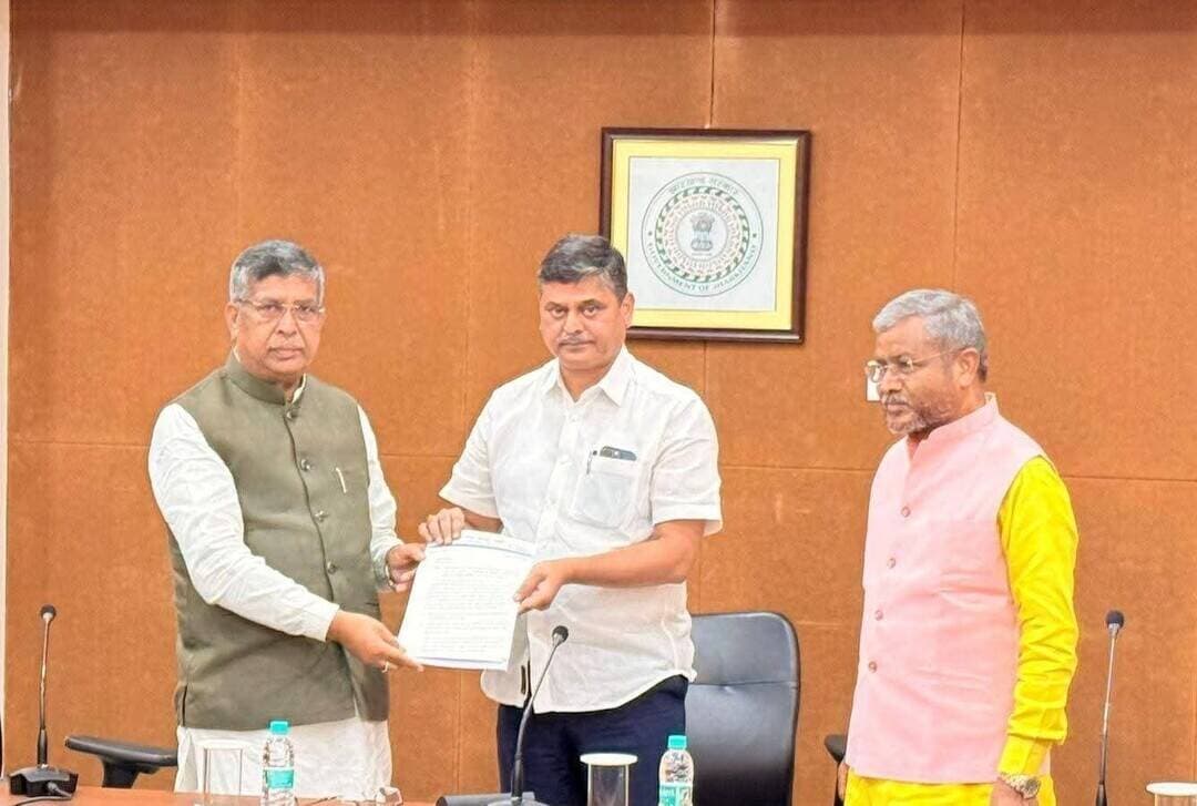 #झारखंड BJP ने JPSC-JSSC परीक्षा विवाद में कार्रवाई की मांग, छात्रों पर दर्ज FIR वापस लेने की मांग
#रांची। झारखंड में JPSC और JSSC की विभिन्न परीक्षाओं में कथित गड़बड़ी को लेकर राजनीतिक बयानबाजी तेज हो गई है। भाजपा ने राज्य सरकार से परीक्षा विवाद में कार्रवाई करने और छात्र आंदोलन के दौरान दर्ज किए गए मुकदमों को वापस लेने की मांग की है।
भाजपा प्रदेश की ओर से मुख्य सचिव को सौंपे गए पत्र में कहा गया है कि छात्र आंदोलन के दौरान और उसके बाद अलग-अलग थानों में दर्ज FIR को तत्काल वापस लिया जाए। पार्टी का कहना है कि आंदोलन के दौरान छात्रों पर दर्ज मामलों पर सरकार को सहानुभूतिपूर्वक विचार करना चाहिए।
कथित गड़बड़ी वाली परीक्षाओं की जांच की मांग
भाजपा ने JPSC और JSSC की जिन परीक्षाओं में कथित धांधली के आरोप सामने आए हैं, उन्हें रद्द या स्थगित करने की मांग की है। साथ ही पूरे मामले की जांच CBI से कराने की मांग भी पत्र में की गई है।
पार्टी ने आयोग के अध्यक्ष की गिरफ्तारी का हवाला देते हुए कहा है कि मामले में यदि अन्य अधिकारी या सदस्य भी जिम्मेदार पाए जाते हैं, तो उनके खिलाफ भी कार्रवाई होनी चाहिए।
सरकार के फैसले पर नजर
परीक्षा विवाद और छात्र आंदोलनों को लेकर झारखंड में पिछले कुछ समय से माहौल गर्म रहा है। अब भाजपा की ओर से मुख्य सचिव को पत्र सौंपे जाने के बाद सरकार के अगले कदम पर नजर है।
फिलहाल बड़ा सवाल यही है कि सरकार छात्रों पर दर्ज FIR, कथित परीक्षा गड़बड़ियों और CBI जांच की मांग पर क्या फैसला लेती है। वहीं, परीक्षा विवाद से जुड़े मामलों की जांच किस दिशा में आगे बढ़ती है, यह भी आने वाले दिनों में महत्वपूर्ण होगा।
#Jharkhand #JPSC #JSSC #JPSCJSSC #ExamScam #JharkhandStudents #StudentProtest #CBIInquiry #Ranchi #JharkhandNews #BJPJharkhand #ExamControversy #StudentMovement #BreakingNews #LatestNews #RanchiNews #झारखंड #छात्र_आंदोलन #परीक्षा_विवाद #राजधानीभारतNEWS