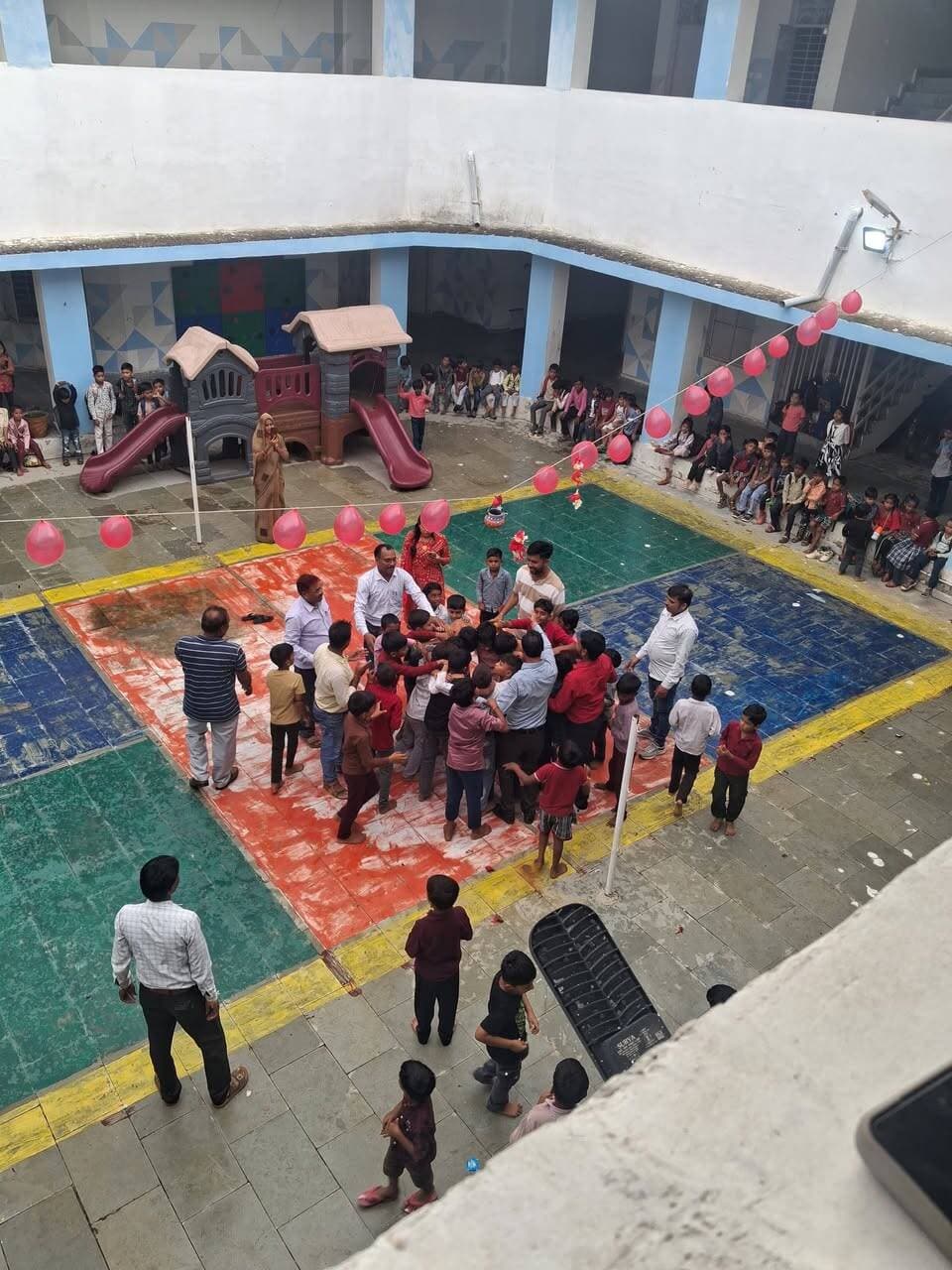 भगवान श्रीकृष्ण एवं बलदाऊ जी जन्मोत्सव का आयोजन
--
लोक शिक्षण संचालनालय, मध्यप्रदेश के निर्देशानुसार शासकीय सांदीपनि मॉडल उच्चतर माध्यमिक विद्यालय, पृथ्वीपुर के प्राथमिक खंड में भगवान श्रीकृष्ण जन्माष्टमी पर्व के अवसर पर विभिन्न सांस्कृतिक, शैक्षणिक एवं मनोरंजक गतिविधियों का आयोजन हर्षोल्लास के साथ किया गया।
कार्यक्रम में विद्यार्थियों द्वारा भगवान श्रीकृष्ण की लीलाओं का मंचन, श्रीमद्भगवद्गीता के ज्ञान एवं श्रीकृष्ण की शिक्षाओं पर आधारित नृत्य एवं सांस्कृतिक प्रस्तुतियाँ दी गईं। साथ ही बलदाऊ जी का जन्मोत्सव भी उत्साहपूर्वक मनाया गया। विद्यार्थियों के लिए मटकी फोड़ प्रतियोगिता सहित विभिन्न रोचक एवं रचनात्मक गतिविधियाँ आयोजित की गईं।
कार्यक्रम श्री शिवकुमार रावत जी के मार्गदर्शन में सफलतापूर्वक संपन्न हुआ। सांस्कृतिक कार्यक्रमों एवं प्रस्तुतियों की तैयारी सांस्कृतिक कार्यक्रम प्रभारी श्रीमती जूली यादव द्वारा कराई गई।
इस अवसर पर श्री गिरिजाशंकर सूत्रकार ने अपने उद्बोधन में भगवान श्रीकृष्ण के जीवन, उनकी बाल लीलाओं, कर्मयोग, श्रीमद्भगवद्गीता के संदेश एवं उनके द्वारा दिए गए धर्म, सत्य, कर्तव्य और मानवता के आदर्शों पर विस्तार से प्रकाश डाला। उन्होंने विद्यार्थियों से श्रीकृष्ण के जीवन से प्रेरणा लेकर अपने कर्तव्यों का निष्ठापूर्वक पालन करने तथा सदैव सत्य एवं अच्छे मार्ग पर चलने का आह्वान किया। कार्यक्रम का सफल संचालन श्री एन. आर. अहिरवार द्वारा किया गया।
इस अवसर पर विद्यालय परिवार के शिवकुमार रावत, रामदयाल सूत्रकार, उत्तम लाल अहिरवार, एन. आर. अहिरवार, कमलेश यादव, गिरिजाशंकर सूत्रकार, श्यामलाल नामदेव, संतोष यादव, प्रियंका झा, पुष्पराज सिंह यादव, बृजेश साहू, अवधेश यादव, उमेश श्रीवास्तव, कविता विश्वकर्मा, सुलेखा कुशवाहा, प्रियांशी यादव, जूही श्रीवास्तव एवं राजुल साहू सहित समस्त शिक्षकगण उपस्थित रहे।
विद्यार्थियों ने पूरे उत्साह एवं उमंग के साथ सहभागिता करते हुए कार्यक्रम को सांस्कृतिक, ज्ञानवर्धक, मनोरंजक एवं प्रेरणादायी बनाया।
#ShriKrishnaJanmashtami #jansamparkMP #niwari