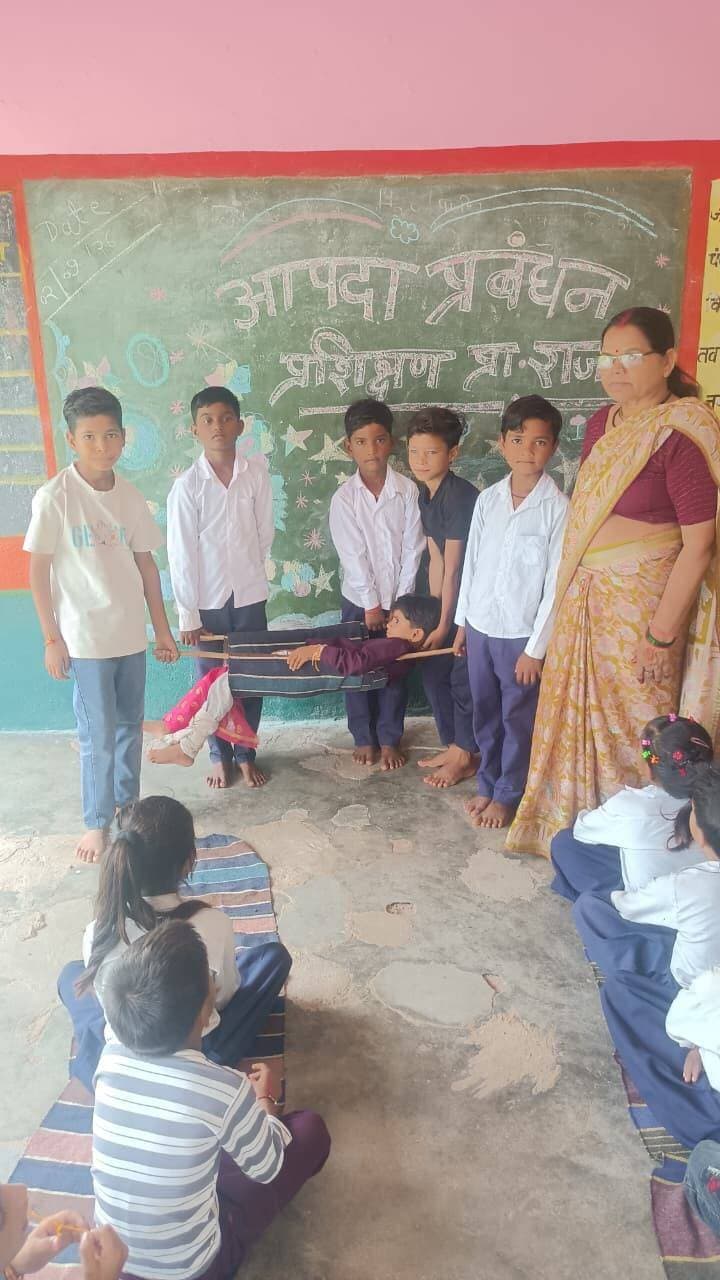 जीपीएस राजावर में आपदा प्रबंधन संबंधी जागरूकता कार्यक्रम आयोजित
--
शासकीय प्राथमिक विद्यालय (जीपीएस) राजावर में विद्यार्थियों एवं विद्यालय स्टाफ को आपदा प्रबंधन के संबंध में महत्वपूर्ण जानकारी दी गई। कार्यक्रम के दौरान प्राकृतिक एवं आकस्मिक आपदाओं के समय बरती जाने वाली सावधानियों तथा बचाव के उपायों के बारे में बताया गया।
विद्यार्थियों को भूकंप, आगजनी, अतिवृष्टि, बाढ़ सहित विभिन्न आपदाओं के दौरान सुरक्षित रहने, घबराहट से बचने तथा आवश्यकता पड़ने पर तत्काल सहायता प्राप्त करने के तरीकों की जानकारी दी गई।
विद्यालय में आपदा की स्थिति में सुरक्षित निकासी, प्राथमिक उपचार तथा सामूहिक रूप से बचाव कार्य करने की प्रक्रिया को भी समझाया गया। कार्यक्रम का उद्देश्य विद्यार्थियों में आपदा के प्रति जागरूकता बढ़ाना और आपातकालीन परिस्थितियों में समझदारी एवं तत्परता से कार्य करने की क्षमता विकसित करना रहा।
प्रधान अध्यापक महेश कुमार कुशवाह ने विद्यालय परिवार की ओर से सभी विद्यार्थियों से आपदा प्रबंधन संबंधी सावधानियों का पालन करने तथा अन्य लोगों को भी जागरूक करने का आह्वान किया।
Department of School Education, Madhya Pradesh Jansampark Madhya Pradesh
#आपदा_प्रबंधन #jansamparkMP #niwari