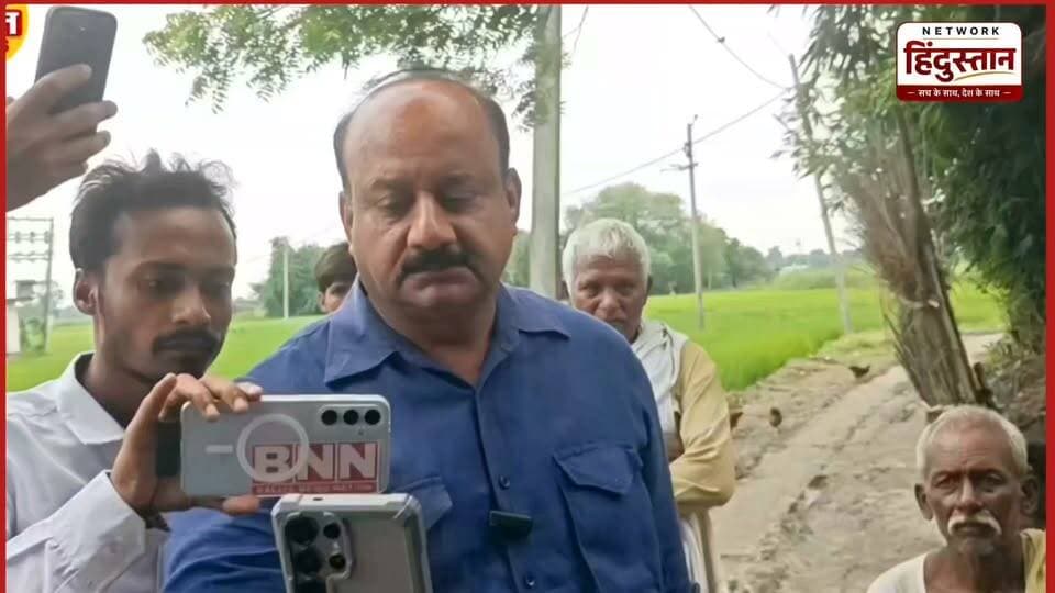 बलिया की वायरल दिव्यांग बेटी रागिनी के हौसला बढ़ाने के लिए भारत समाचार के चीफ मिनिस्टर बृजेश मिश्रा ने वीडियो कॉल करके बेटी रागिनी के हौसला को बढ़ाया !
#Ragini #Ballia #DivyangBeti #BrijeshMishra #BharatSamachar #Humanity #SocialService #HelpingHands #Support #Hope #Inspiration #ViralVideo #Kindness #PositiveNews #Journalism