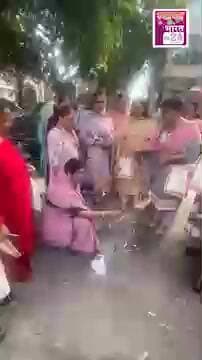 दिल्ली में महिला कांग्रेस नेता पुष्पा सतबीर सिंह का प्रदर्शन, मनुस्मृति जलाकर जताया विरोध