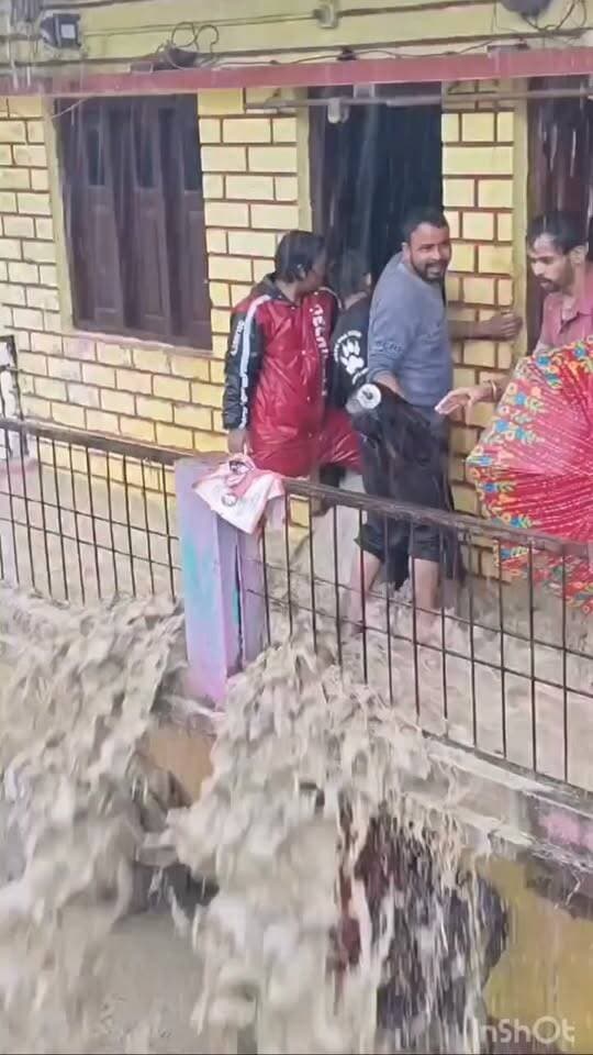 भीमताल ब्लॉक के अलचौना ग्राम सभा के पांडेय छोर में टूटे हुए पहाड़ से पानी और मलबा घरों में घुस गया। जिससे हालात चिंताजनक हो गए। ग्रामीणों में आपदा की आशंका बढ़ गई है। डर के साए रह रहे ग्रामीण घर छोड़ने को मजबूर हैं।