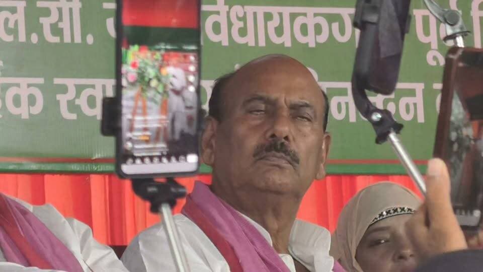 #सठियांव में #सांसद धर्मेंद्र यादव का चला रहा संबोधन और पूर्व एमएलसी ले रहे थे झपकी