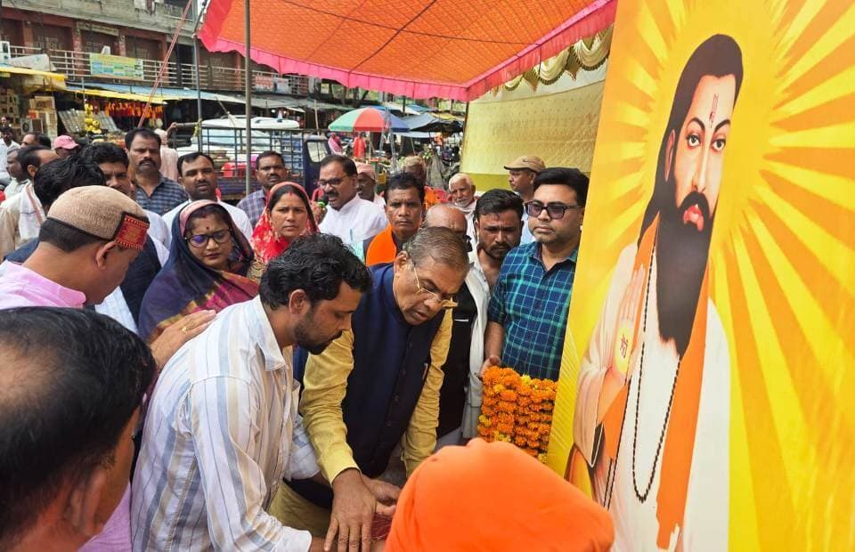 *समरसता संकल्प अभियान एवं पावन कलश रथयात्रा का जगह-जगह हो रहा भव्य स्वागत*
संत शिरोमणि रविदास जी की 650वीं जन्मजयंती के अवसर पर उनके जीवन-दर्शन तथा समता, भक्ति, सेवा, सामाजिक न्याय एवं मानवता के संदेश के व्यापक प्रचार-प्रसार के उद्देश्य से जिले में “श्री गुरू रविदास महाराज समरसता संकल्प अभियान एवं यात्रा” का आयोजन किया जा रहा है। 18 अगस्त 2026 को रविन्द्र भवन भोपाल में आयोजित प्रदेश स्तरीय कार्यक्रम में मुख्यमंत्री द्वारा जिले का पावन कलश सम्मानपूर्वक रवाना किया गया था। शासन के निर्देशानुसार 20 अगस्त को जिला मुख्यालय पर कलश वंदन एवं सम्मान समारोह आयोजित कर पावन कलश को स्थानीय रविदास मंदिरों एवं ग्राम स्तर के लिए रवाना किया गया। इसके बाद 20 अगस्त से प्रारंभ हुई कलश रथयात्रा का जिले के विभिन्न ग्रामों में भजन-कीर्तन एवं जयकारों के साथ श्रद्धापूर्वक स्वागत किया जा रहा है।
निर्धारित कार्यक्रम के अनुसार 1 सितम्बर को विकासखंड शहपुरा में सांसद श्री फग्गन सिंह कुलस्ते, रेड क्रॉस सोसायटी के अध्यक्ष श्री नरेन्द्र राजपूत कलश यात्रा में शामिल हुए। साथ ही विकासखंड अमरपुर के सक्का, किसलपुरी एवं धनवासी में कलश यात्रा का भ्रमण हुआ, जहां ग्रामवासियों ने संत शिरोमणि रविदास जी के पावन कलश एवं प्रतिमा का पूजन-अर्चन किया। 2 सितम्बर को कलश यात्रा विकासखंड समनापुर में प्रवेश करेगी, जिसकी अगवानी की तैयारियां की जा रही हैं। यात्रा में श्री परसराम नागेश, श्री महेश धूमकेती, वरिष्ठ सामाजिक कार्यकर्ताओं सहित यात्रा नोडल, विकासखंड शिक्षा अधिकारी, विकासखंड स्त्रोत समन्वयक एवं संबंधित विभागीय अधिकारी-कर्मचारियों का सहयोग रहेगा। पावन कलश रथयात्रा जिले के निर्धारित मार्गों पर भ्रमण करते हुए 10 सितम्बर 2026 तक जारी रहेगी।
#SamtaSankalpAbhiyan #collectordindori #GuruRavidasMaharaj #SantRavidas #650thBirthAnniversary #RavidasJayanti #PawanKalashRathYatra #RavidasSamrastaYatra #SocialEquality #SocialJustice #Humanity #Devotion #Service #SocialHarmony #Samrasta #Dindori #DindoriMP #MadhyaPradesh #JansamparkMP #MPGovernment #SantShiromaniRavidas #EqualityForAll #UnityInDiversity #RavidasVichar #RavidasMission