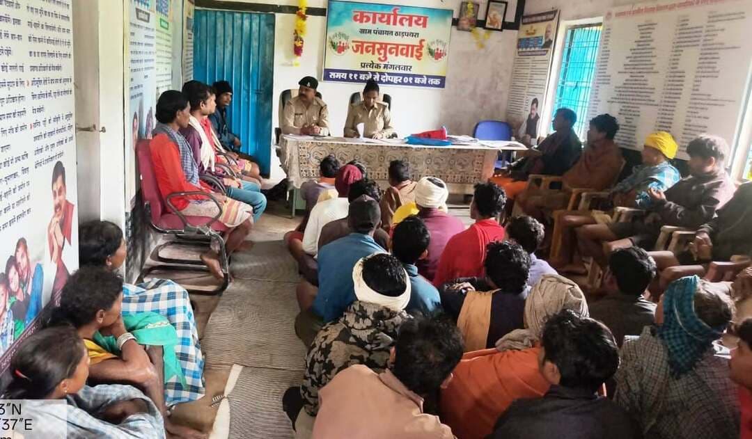 *वनग्रामों में जनसमस्या निवारण शिविरों का आयोजन, ग्रामीणों की समस्याओं का हो रहा त्वरित निराकरण*
कलेक्टर श्रीमती अंजू पवन भदौरिया के निर्देशानुसार एवं वनमण्डलाधिकारी डिंडौरी श्री अशोक कुमार सोलंकी के मार्गदर्शन में वनमण्डल डिंडौरी (सामान्य) अंतर्गत 86 वनग्रामों में जनसमस्या निवारण शिविरों का आयोजन किया जा रहा है। 31 अगस्त से 02 सितंबर 2026 तक आयोजित इन शिविरों में वनग्रामों में निवासरत ग्रामीणों की समस्याओं एवं आवेदनों का त्वरित निराकरण किया जा रहा है।
शिविरों के माध्यम से वनाधिकार अधिनियम, 2006 के तहत वितरित वनाधिकार पत्रधारकों के फौती नामांतरण के लिए विशेष पहल की गई है। इसके लिए वनग्रामों में पहुंचकर विशेष शिविर आयोजित किए जा रहे हैं। अभियान के दौरान अब तक 221 नवीन आवेदन प्राप्त हुए हैं, जिन पर नामांतरण की कार्यवाही की जा रही है। वनमण्डल अंतर्गत अब तक कुल 1136 फौती नामांतरण किए जा चुके हैं।
इसके साथ ही ग्रामीणों की अन्य समस्याओं से संबंधित आवेदन भी प्राप्त कर वन अमले एवं राजस्व अमले द्वारा उनका त्वरित निराकरण सुनिश्चित किया जा रहा है। ग्रामीणों को उनके गांव में ही शासकीय सेवाओं एवं समस्याओं के समाधान की सुविधा उपलब्ध कराने के उद्देश्य से वनग्रामों में जनसमस्या निवारण शिविरों का आयोजन आगे भी जारी रहेगा।
#Dindori #DindoriDistrict #ForestVillages #VanGram #PublicGrievanceCamp #GrievanceRedressal #FRA2006 #ForestRightsAct #ForestRights #Mutation #GovernmentServices #RuralDevelopment #TribalDevelopment #GoodGovernance #DistrictAdministration #ForestDepartment #RevenueDepartment #Collectordindori #AshokKumarSolanki #MadhyaPradesh #MPGovernment #Jansampark #DindoriNews #PublicService