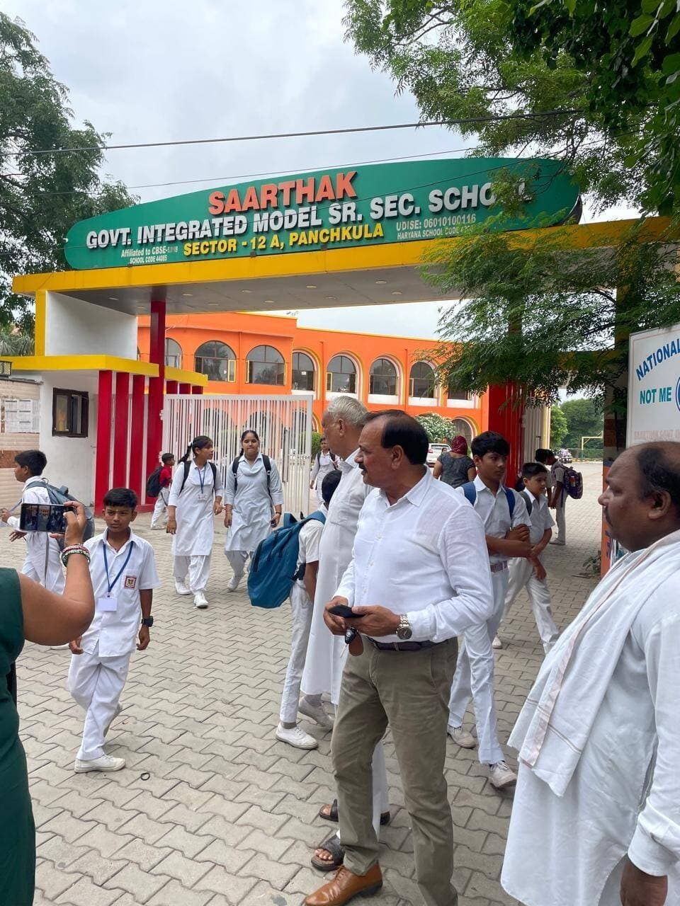 पंचकूला का सार्थक मॉडल स्कूल शिक्षा विभाग की उपेक्षा के कारण बना सफेद हाथी- ओ पी सिहाग
प्राईमरी तक कि कक्षाओ के लिए अध्यापकों की भारी कमी।
पंचकूला, 2 सितंबर: जननायक जनता पार्टी ज़िला पंचकूला के अध्यक्ष ओ पी सिहाग ने आज पार्टी के प्रदेश उपाध्यक्ष के सी भारद्वाज , हल्का पंचकूला अध्यक्ष राजेश निषाद एवं जिला कार्यालय सचिव सुरिन्दर चड्डा के साथ पंचकूला सेक्टर 12- ए स्थित सार्थक माॅडल स्कूल का दौरा किया । इस स्कूल में सुबह छटी कक्षा से लेकर 12 वीं कक्षा तक की शिफ्ट होती है जिसमें 1700 के करीब छात्र- छात्राओं की क्लास लगती है तथा बाद दोपहर की शिफ्ट में पहली कक्षा से 5 वीं कक्षा तक वाले बच्चे स्कूल आते हैं उनकी संख्या 950 से ज्यादा है । जजपा ज़िला अध्यक्ष ओ पी सिहाग एवं जजपा नेताओं ने बड़ी हैरानी जताते हुए कहा कि प्राइमरी तक के बच्चों को पढ़ाने के लिए सिर्फ 14 टीचर कार्यरत हैं जिनमें से 5 टीचर पिछले कई महीनों से चुनाव आयोग के निर्देशानुसार जिले में मतदाता सूची के विशेष गहन पुनः निरीक्षण के कार्य की ड्यूटी कर रहे हैं तथा औसतन 2-3 टीचर छुट्टी पर जाने के कारण 6 -7 अध्यापक ही ड्यूटी पर होते हैं जबकि यहां पर कम से कम 34 अध्यापकों की जरूरत है।
जजपा ज़िला अध्यक्ष ओ पी सिहाग ने कहा कि सार्थक माॅडल स्कूल पंचकूला जो कि प्रदेश की डीम्ड राजधानी है का सबसे बढ़िया सरकारी स्कूल है, इसकी इमारत भी काफी अच्छी है परंतु अध्यापकों की संख्या बहुत कम है जिससे इतनी बड़ी संख्या के छोटे बच्चों को सही ढंग से संभालना एवं पढ़ाना बहुत मुश्किल है। उन्होंने कहा कि जब पंचकूला जैसे शहर में माॅडल स्कूल का य़ह हाल है तो बाकि पूरे प्रदेश में स्कूलों का एवं शिक्षा का क्या हाल होगा ? उन्होंने कहा कि इस स्कूल में ज़्यादातर गरीब एवं पढ़ाई में अच्छे छात्र ही दाखिला लेते हैं अगर स्कूल में पढ़ाने वाले ही नहीं होंगे तो बच्चे कैसे आगे बढ़ेंगे , उनकी नीव कमजोर होगी तो वो जिंदगी की चुनौतियों का सामना कैसे कर पाएंगे। जजपा नेताओं ने प्रदेश सरकार से मांग की है इस स्कूल सहित जिले के अन्य स्कूलों में जहा भी स्टाफ कम है या स्कूलों में अन्य सुविधाओं की कमी है उसको तुरंत पूरा किया जाए।