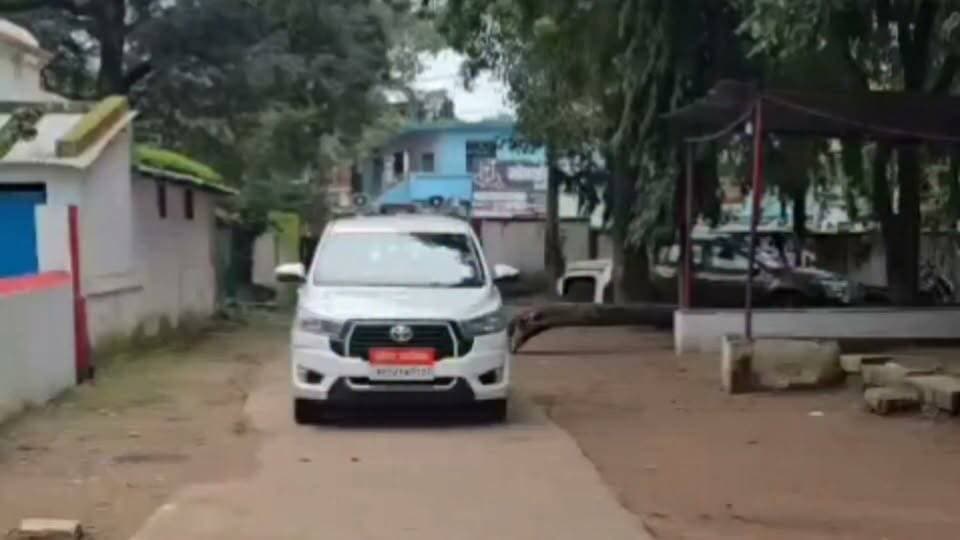 🚨 रायसेन जेल की घटना के बाद बैतूल में हाई अलर्ट! कलेक्टर-एसपी का जिला जेल में औचक निरीक्षण, बैरकों में चला सघन तलाशी अभियान
बैतूल। रायसेन जेल में हुई घटना के बाद मध्यप्रदेश में जेलों की सुरक्षा व्यवस्था को लेकर प्रशासन पूरी तरह अलर्ट मोड में है। इसी कड़ी में बुधवार, 2 सितंबर को बैतूल जिला जेल में कलेक्टर डॉ. सौरभ संजय सोनवणे और पुलिस अधीक्षक श्री वीरेन्द्र जैन ने संयुक्त रूप से औचक निरीक्षण किया।
अधिकारियों ने जिला जेल पहुंचकर कार्यालय, गोदाम, पाकशाला सहित विभिन्न शाखाओं का जायजा लिया। वहीं पुलिस बल द्वारा जेल की सभी बैरकों में सघन तलाशी अभियान चलाया गया।
तलाशी के दौरान किसी भी प्रकार की प्रतिबंधित सामग्री बरामद नहीं हुई। निरीक्षण में जेल की सुरक्षा व्यवस्था और अन्य व्यवस्थाएं नियमानुसार एवं सुचारू पाई गईं।
🔎 सुरक्षा व्यवस्था और निगरानी मजबूत रखने के निर्देश
निरीक्षण के दौरान अधिकारियों ने जेल प्रशासन को नियमित चेकिंग, सतत निगरानी, साफ-सफाई और अभिलेखों के व्यवस्थित संधारण पर विशेष ध्यान देने के निर्देश दिए। साथ ही सुरक्षा व्यवस्था को लगातार मजबूत बनाए रखने के लिए आवश्यक दिशा-निर्देश दिए गए।
इस दौरान अतिरिक्त पुलिस अधीक्षक कमलेश कुमार खरपुसे, एसडीओपी अन्नपूर्णा सिरसाम, जेल अधीक्षक योगेंद्र कुमार तिवारी सहित पुलिस, एफएसएल और साइबर सेल के अधिकारी एवं पुलिस बल मौजूद रहा।
⚠️ रायसेन के बाद बैतूल में सख्ती
रायसेन की घटना के बाद बैतूल जिला जेल में हुआ यह औचक निरीक्षण स्पष्ट संकेत है कि जेलों की सुरक्षा को लेकर प्रशासन किसी भी तरह की लापरवाही के पक्ष में नहीं है। सुरक्षा व्यवस्था की नियमित समीक्षा और औचक निरीक्षण आगे भी जारी रहने की संभावना है।
📲 सोशल मीडिया पोस्ट के लिए हैशटैग
#बैतूल #Betul #बैतूलपुलिस #जिलाजेलबैतूल #जेलसुरक्षा #औचकनिरीक्षण #सघनतलाशी #रायसेनजेल #Raisen #MadhyaPradesh #मध्यप्रदेश #मध्यप्रदेशशासन #जनसंपर्क #जनसंपर्कमध्यप्रदेश #पुलिसप्रशासन #PoliceAdministration #कलेक्टर #बैतूलकलेक्टर #एसपीबैतूल #MPPolice #MadhyaPradeshPolice #प्रशासनअलर्ट #SecurityAlert #BreakingNews #LatestNews #BetulNews #MPNews