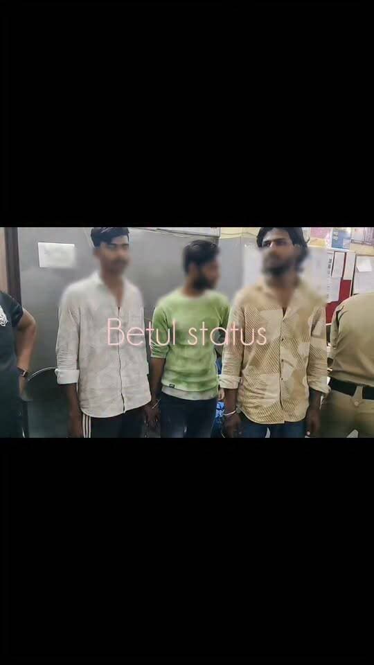 🚨 माचना नगर में 23 वर्षीय युवक की मौत का मामला: मारपीट के आरोप में 3 युवक गिरफ्तार, मेडिकल के बाद कोर्ट में पेश
बैतूल के गंज थाना क्षेत्र के माचना नगर में 23 वर्षीय देवेन्द्र उर्फ डिब्बी की मौत के मामले में पुलिस ने तीन युवकों को गिरफ्तार किया है। परिजनों ने युवक के साथ मारपीट किए जाने का आरोप लगाया था।
बताया जा रहा है कि मंगलवार तड़के करीब 3 बजे युवक गंभीर हालत में घर के सामने मिला था। परिजन उसे जिला चिकित्सालय लेकर पहुंचे, जहां से हालत गंभीर होने पर निजी अस्पताल ले जाया गया। इलाज के दौरान युवक की मौत हो गई।
मामले में गंज पुलिस ने ग्रीन सिटी निवासी हर्षित पवार, पीयूष बचाले और शिवम उर्फ लाला को गिरफ्तार किया है। बुधवार शाम 6:10 बजे पुलिस ने तीनों आरोपियों का बैतूल जिला चिकित्सालय में मेडिकल परीक्षण कराया और इसके बाद उन्हें माननीय न्यायालय में पेश किया।
मृतक के शव का जिला चिकित्सालय में पोस्टमार्टम कराया गया। पुलिस मामले की जांच कर रही है। पोस्टमार्टम रिपोर्ट और जांच के बाद मौत की वास्तविक वजह और घटना से जुड़े अन्य तथ्यों का खुलासा हो सकेगा।
📍 बैतूल | माचना नगर | गंज थाना
#Betul #BetulNews #MachnaNagar #GanjPolice #BetulPolice #CrimeNews #MadhyaPradesh #MPNews #BreakingNews #HindiNews #LatestNews #NewsUpdate #CrimeUpdate #BetulCrime #MachnaNagarNews #बैतूल #बैतूलन्यूज #माचना_नगर #गंज_थाना #क्राइम_न्यूज #मध्यप्रदेश