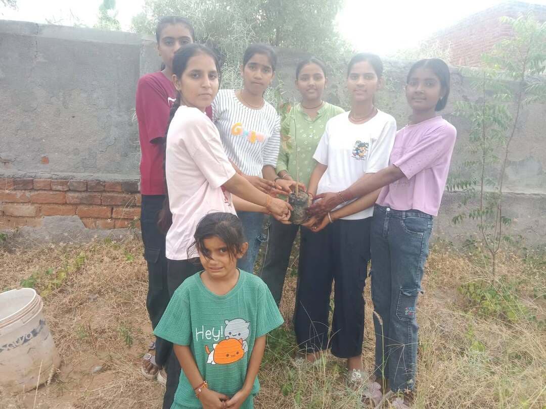 पर्यावरण प्रेमी माया सारस्वत ने पौधारोपण कर मनाया जन्मदिवस
नोखा। प्रकृति से प्रेम और पर्यावरण संरक्षण की भावना को अपने जीवन का उद्देश्य मानने वाली माया सारस्वत ने अपना जन्मदिवस अनूठे एवं प्रेरणादायी अंदाज में पौधारोपण कर मनाया। जन्मदिवस के अवसर पर पौधे लगाकर उन्होंने समाज को यह संदेश दिया कि जीवन के विशेष अवसर केवल उत्सव मनाने के लिए ही नहीं, बल्कि प्रकृति को कुछ लौटाने के लिए भी होते हैं।माया सारस्वत ने कहा कि पेड़-पौधे हमारे जीवन की सांस हैं। एक पौधा लगाना आने वाली पीढ़ियों को स्वच्छ हवा, हरियाली और सुरक्षित भविष्य का उपहार देने के समान है। जन्मदिवस पर लगाए गए पौधे उनके लिए केवल पौधे नहीं, बल्कि प्रकृति के प्रति प्रेम और जिम्मेदारी की जीवंत अभिव्यक्ति हैं।इस अवसर पर उपस्थित लोगों ने भी पौधारोपण में सहभागिता करते हुए लगाए गए पौधों की नियमित देखभाल और संरक्षण का संकल्प लिया। माया सारस्वत को जन्मदिवस की शुभकामनाएं देते हुए सभी ने उनके पर्यावरण प्रेम और प्रकृति संरक्षण के प्रयासों की सराहना की।वही जन अधिकार सेना के कोषाध्यक्ष कानाराम शर्मा ने शुभकामनाएं दी इस कार्यक्रम में माया सारस्वत, कनिष्ठा सारस्वत मानवी सारस्वत, अंजू प्रजापत, जयश्री खाती, कोमल बिश्नोई, राधा शर्मा, पूजा असी मौजूद रहे,