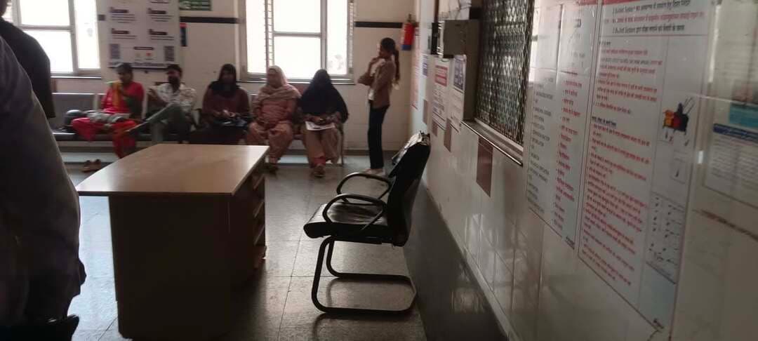 ट्रॉमा सेंटर की बदहाली: बांगड़ अस्पताल में स्ट्रेचर न मिलने से 20 मिनट एम्बुलेंस में ही तड़पते रहे दुर्घटना के घायल
डीडवाना। राजकीय बांगड़ जिला अस्पताल का ट्रॉमा सेंटर एक बार फिर बदहाल व्यवस्थाओं को लेकर सुर्खियों में है। बुधवार को एक अचानक हुए हादसे में घायल मरीजों को अस्पताल लाने पर आपातकालीन सेवाओं की गंभीर लापरवाही उजागर हुई। ट्रॉमा सेंटर के बाहर और अंदर निर्धारित स्थानों से स्ट्रेचर गायब रहने के कारण गंभीर घायलों को करीब 15 से 20 मिनट तक एम्बुलेंस में ही इंतजार करना पड़ा।प्रत्यक्षदर्शियों के अनुसार, एम्बुलेंस के अस्पताल पहुंचते ही एंबुलेंस चालक और आमजन घायलों को अंदर ले जाने के लिए स्ट्रेचर की तलाश में भटकते नजर आए। पूरे परिसर में एक भी स्ट्रेचर उपलब्ध नहीं होने से अफरा-तफरी का माहौल बन गया। काफी मशक्कत के बाद एक जगह से जैसे-तैसे केवल एक स्ट्रेचर की व्यवस्था की जा सकी।व्यवस्था की नाकामी का आलम यह रहा कि एक मरीज को इमरजेंसी वार्ड के भीतर पहुंचाकर उसी स्ट्रेचर को वापस बाहर लाया गया, जिसके बाद दूसरे घायल को अंदर ले जाया जा सका। इस पूरी प्रक्रिया में 15 से 20 मिनट का कीमती समय बर्बाद हो गया और मरीज दर्द से तड़पते रहे।इमरजेंसी जैसी संवेदनशील जगह पर बुनियादी सुविधाओं के अभाव को लेकर स्थानीय नागरिकों और मरीजों के परिजनों ने गहरा रोष व्यक्त किया है। लोगों का कहना है कि दुर्घटना के मामलों में एक-एक मिनट कीमती होता है, ऐसे में ट्रॉमा सेंटर पर स्ट्रेचर न होना सीधे तौर पर मरीजों की जान से खिलवाड़ है। क्षेत्रवासियों ने जिला प्रशासन और अस्पताल प्रबंधन से ट्रॉमा सेंटर में पर्याप्त स्ट्रेचर व व्हीलचेयर की स्थाई व्यवस्था सुनिश्चित करने की मांग की है।